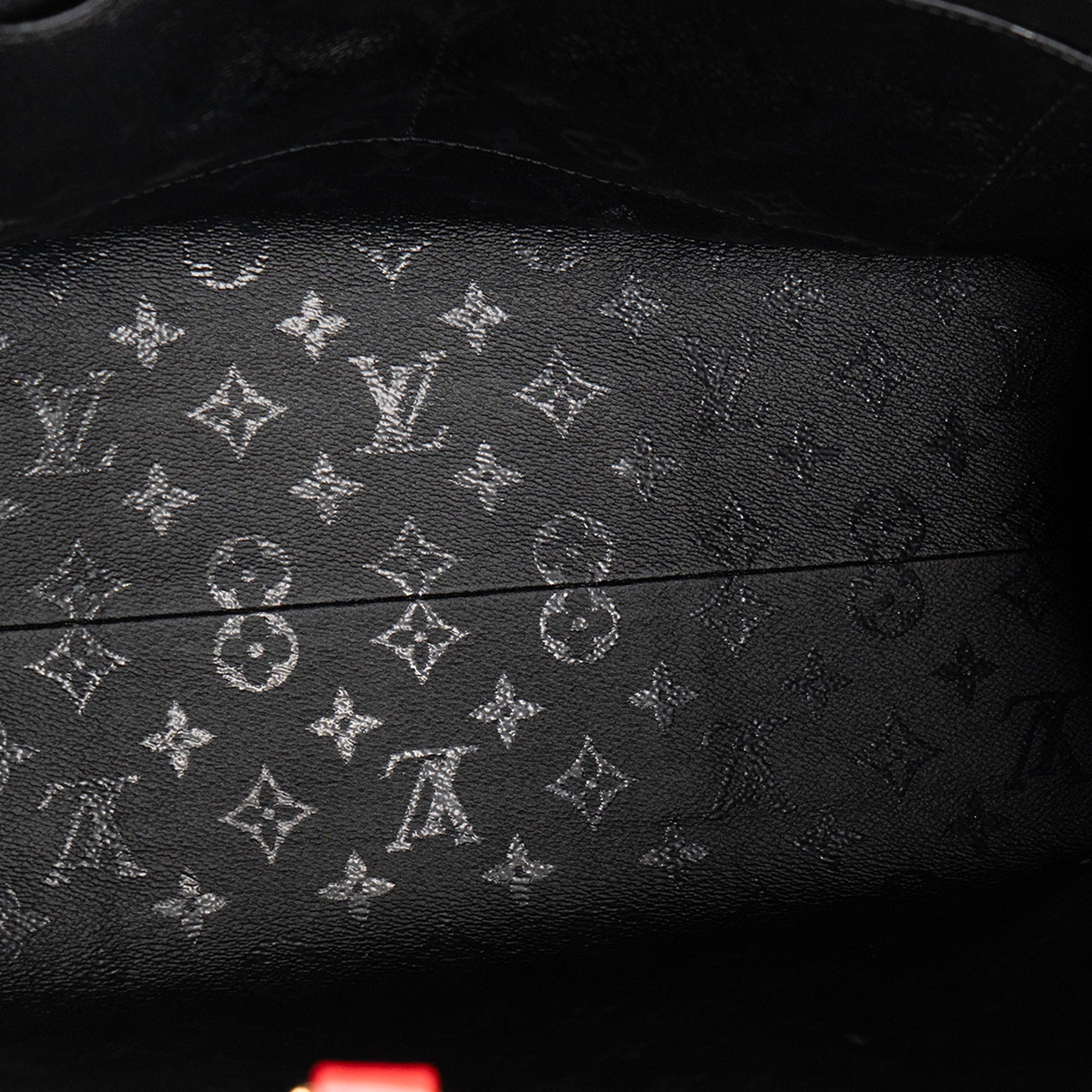 LOUIS VUITTON - Sac cabas Onthego GM Louis Vuitton x Urs Fischer en cuir noir et velours rouge édition limitée