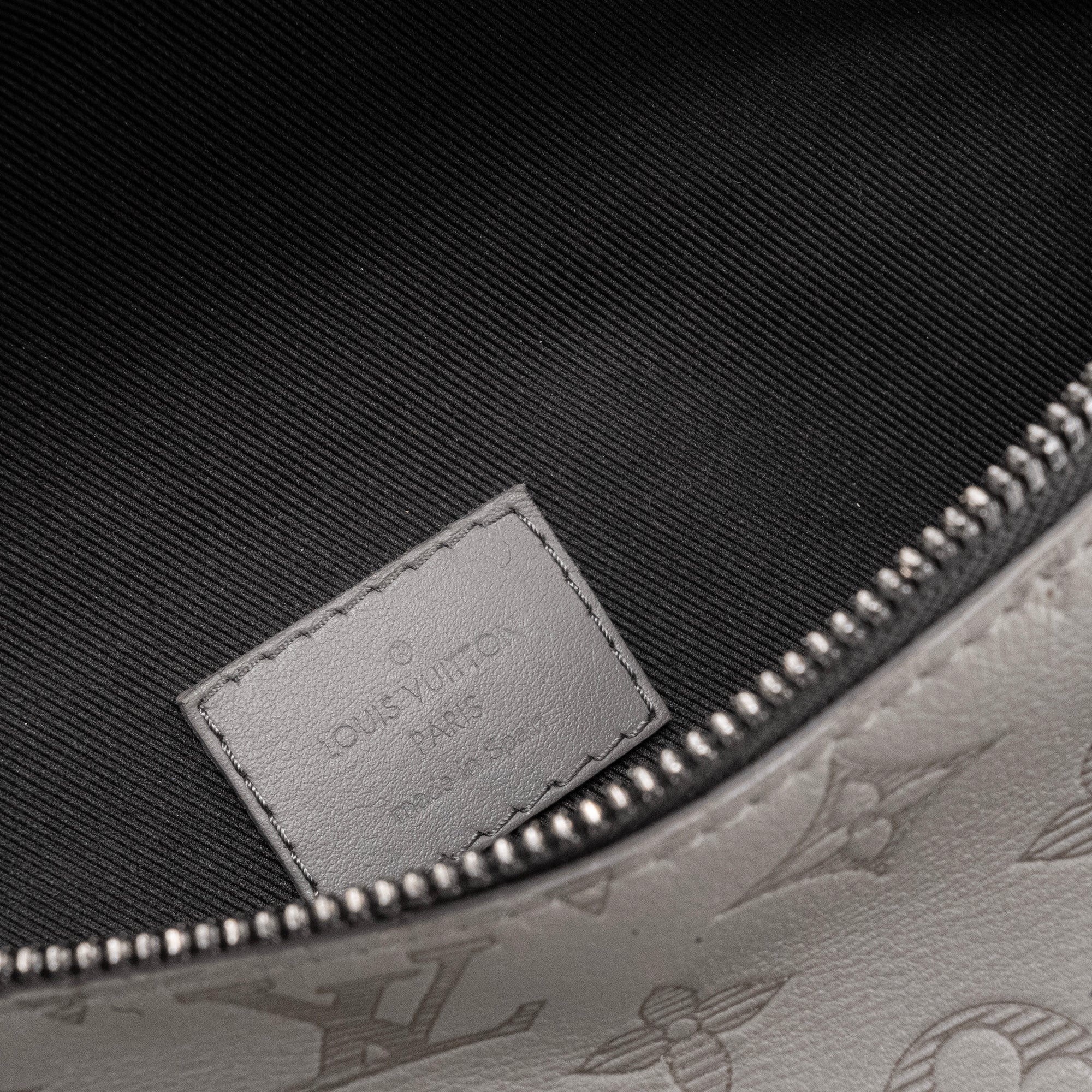 LOUIS VUITTON - Sac ceinture Discovery Louis Vuitton en cuir monogram shadow gris