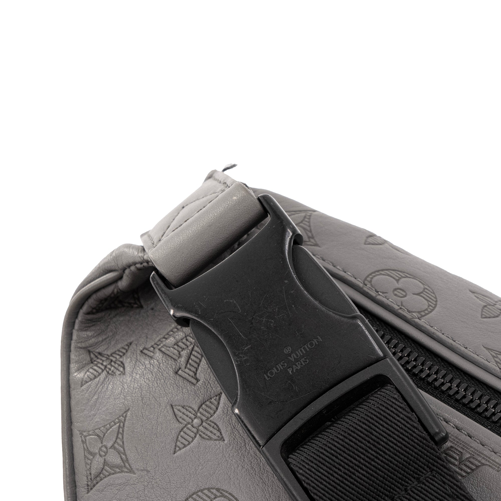 LOUIS VUITTON - Sac ceinture Discovery Louis Vuitton en cuir monogram shadow gris