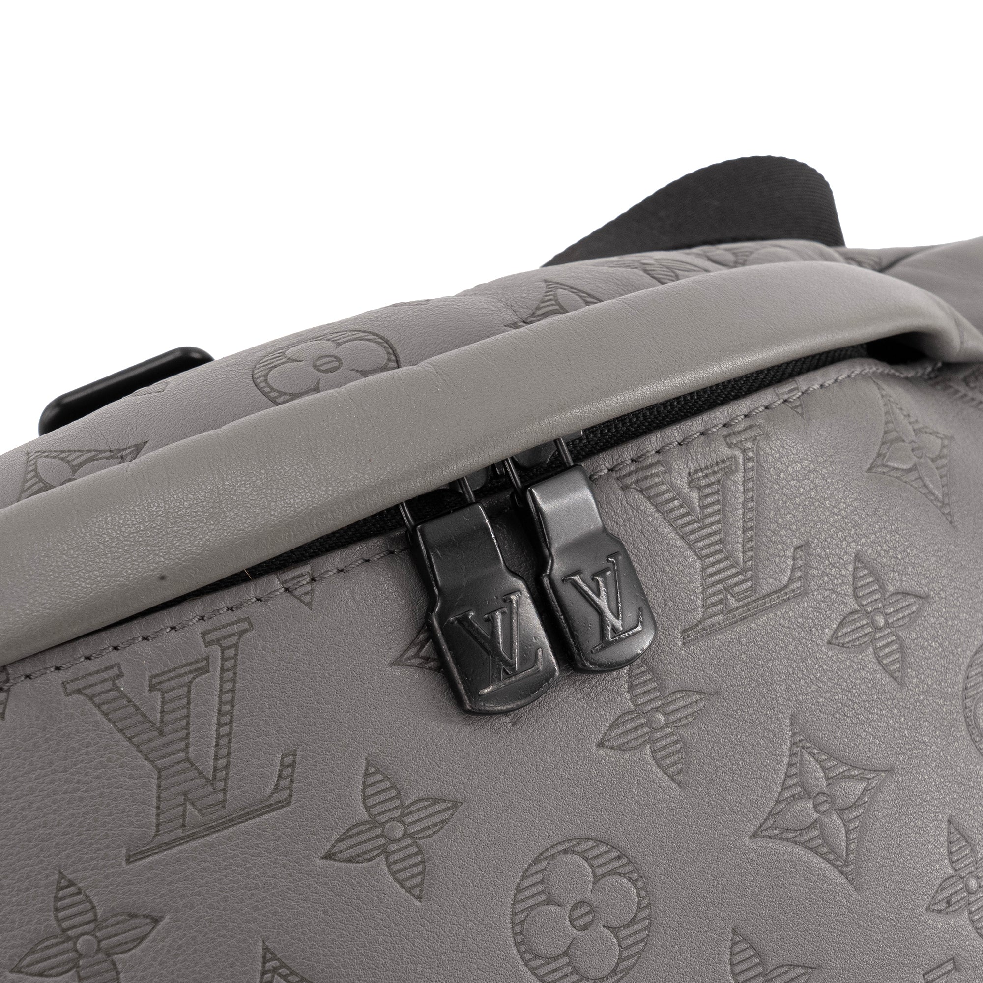 LOUIS VUITTON - Sac ceinture Discovery Louis Vuitton en cuir monogram shadow gris