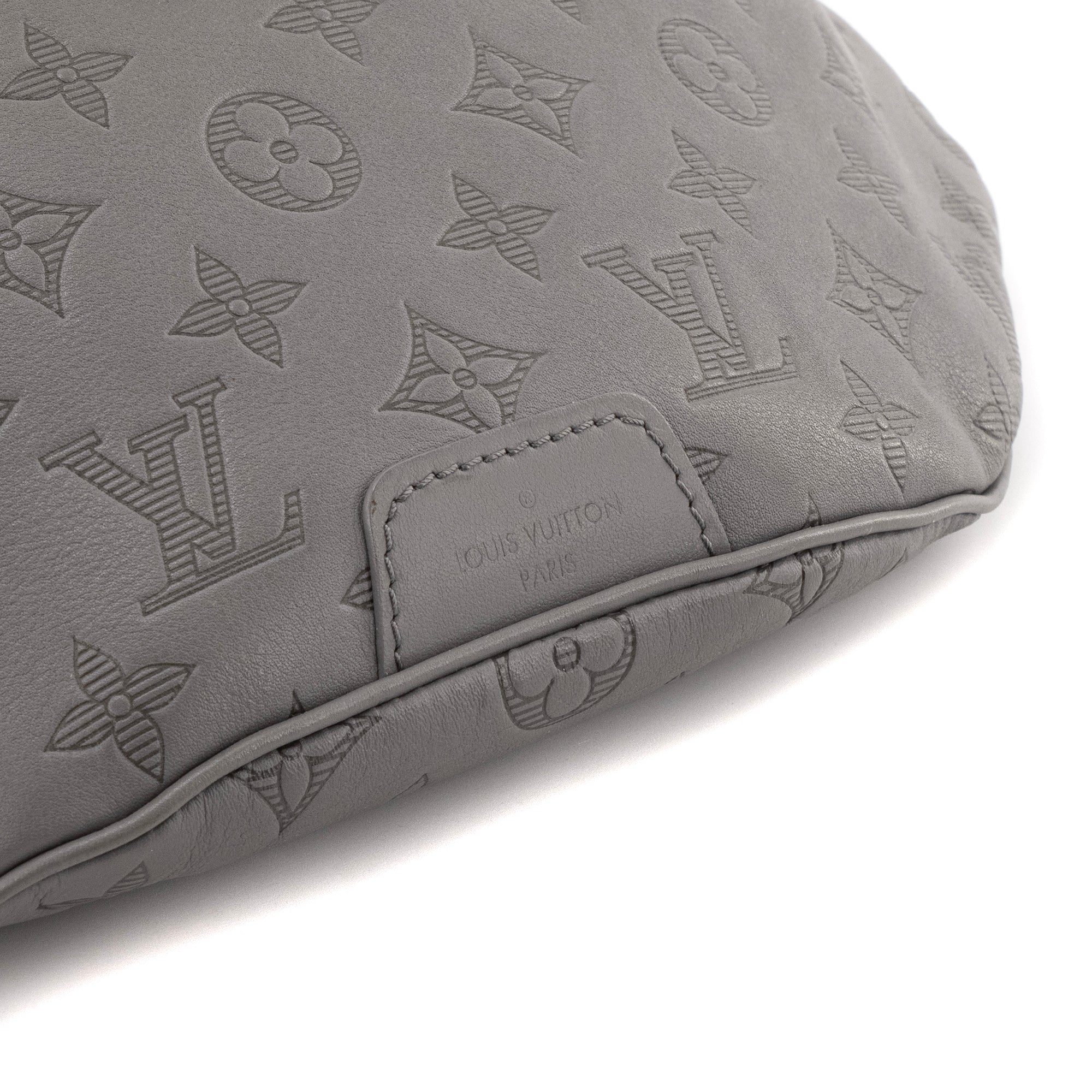 LOUIS VUITTON - Sac ceinture Discovery Louis Vuitton en cuir monogram shadow gris
