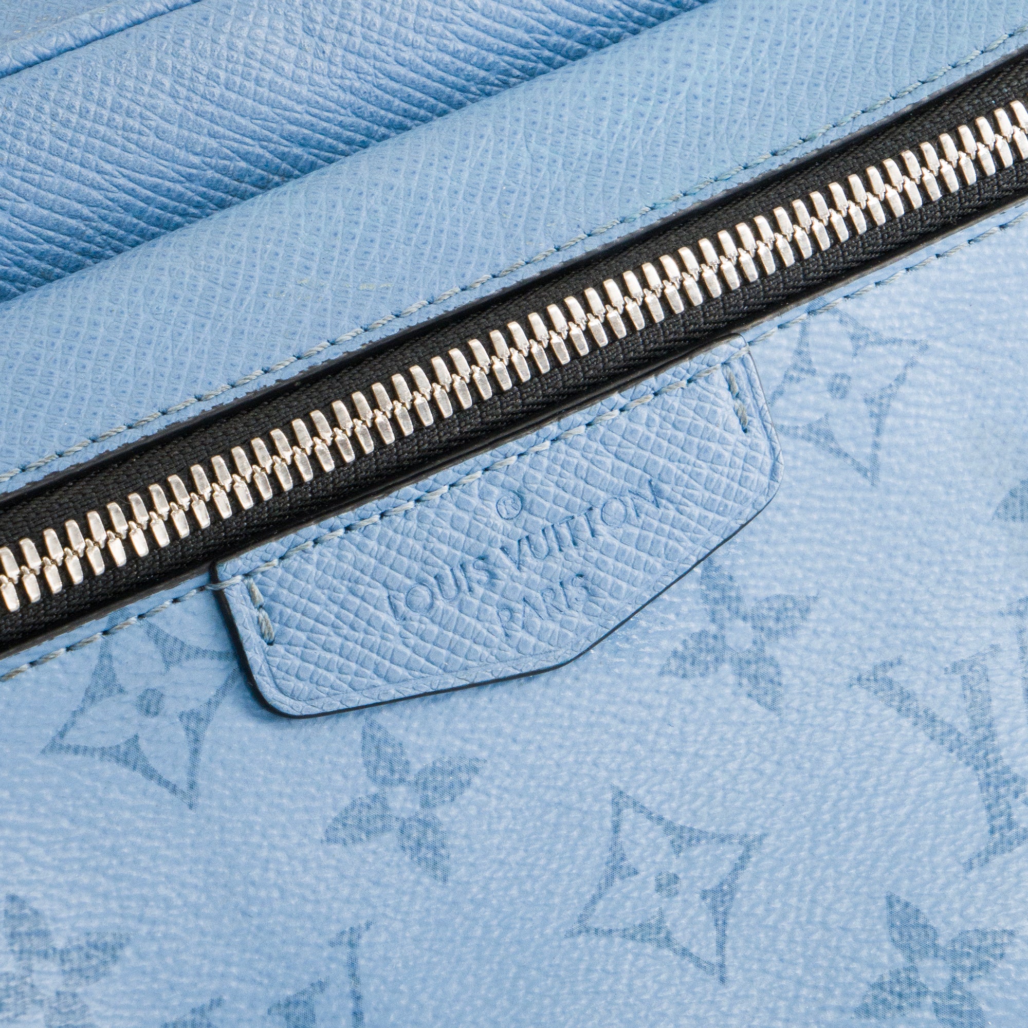 LOUIS VUITTON - Sac ceinture Outdoor Louis Vuitton en cuir et toile enduite monogrammée bleu
