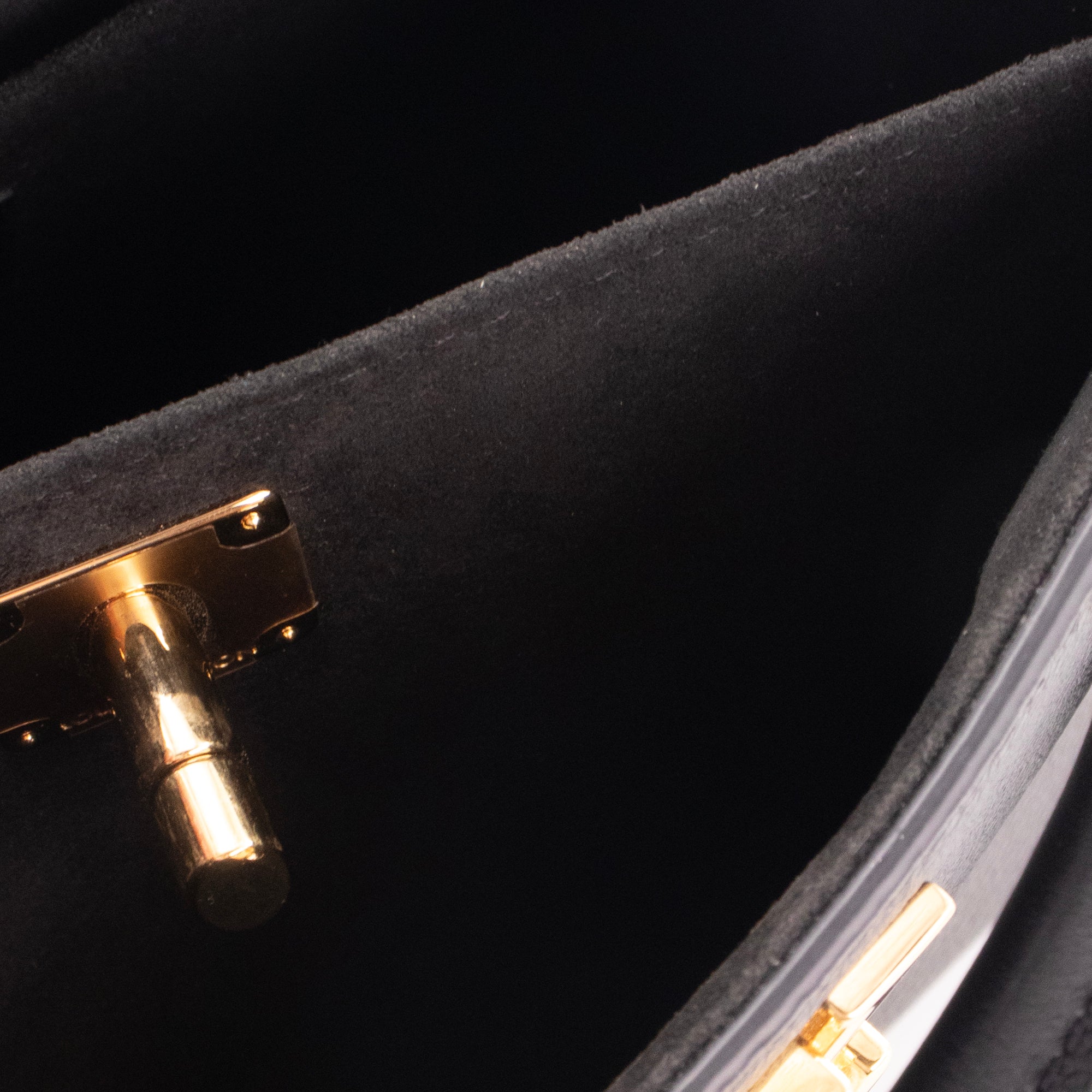 LOUIS VUITTON - Sac à main Lock & Go PM Louis Vuitton en cuir grainé noir