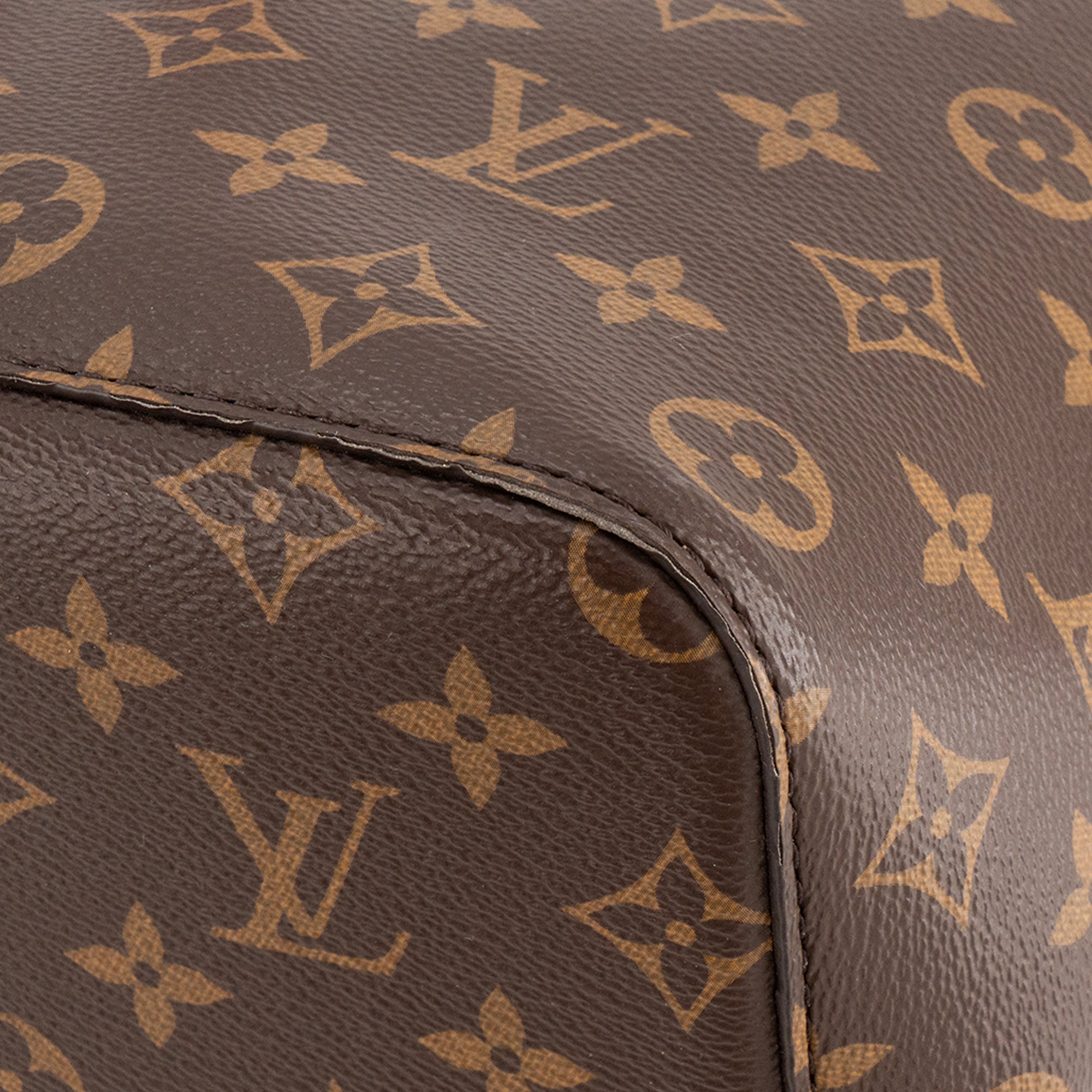 LOUIS VUITTON - Sac à bandoulière NéoNoé MM Louis Vuitton en toile enduite monogrammée marron et cuir rouge