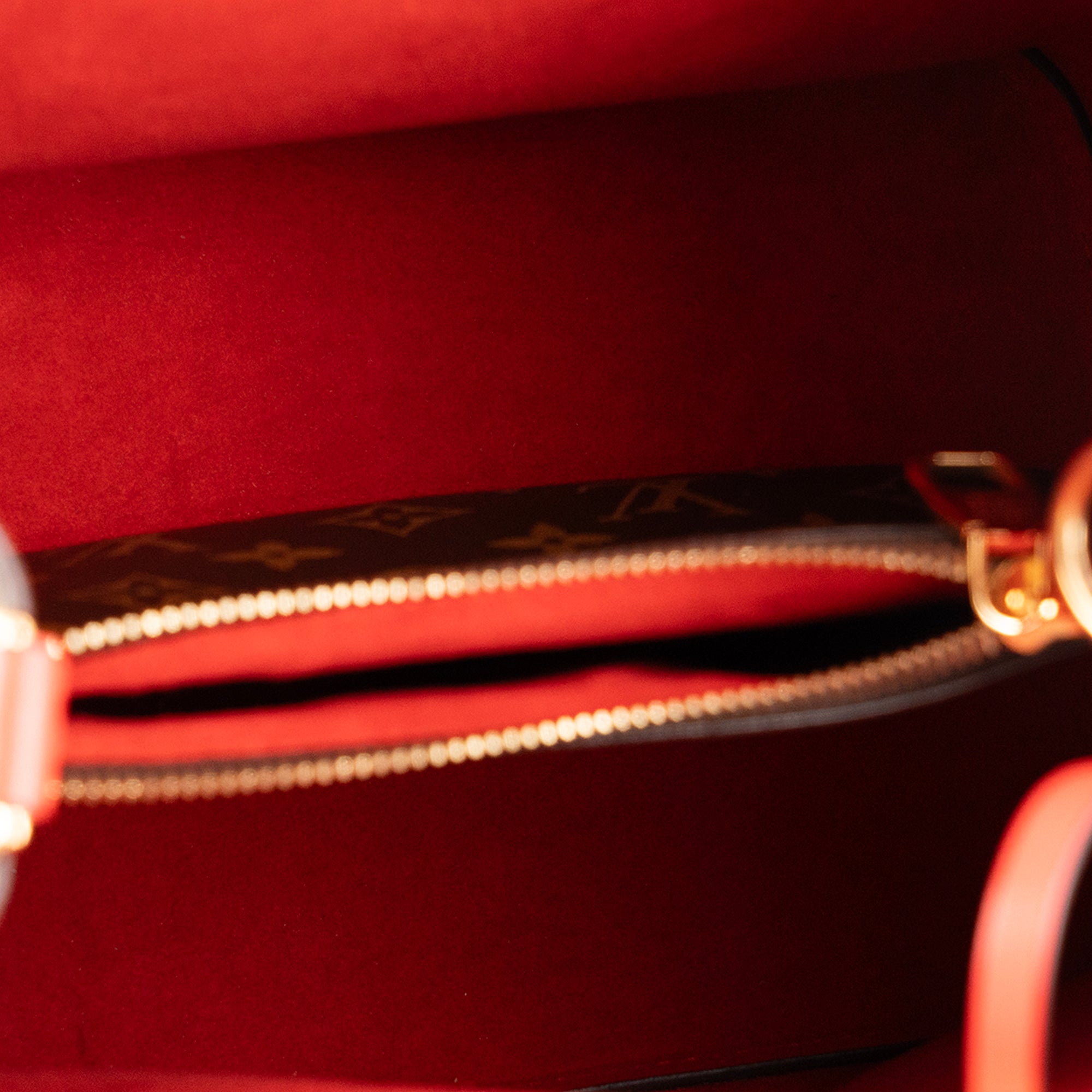 LOUIS VUITTON - Sac à bandoulière NéoNoé MM Louis Vuitton en toile enduite monogrammée marron et cuir rouge