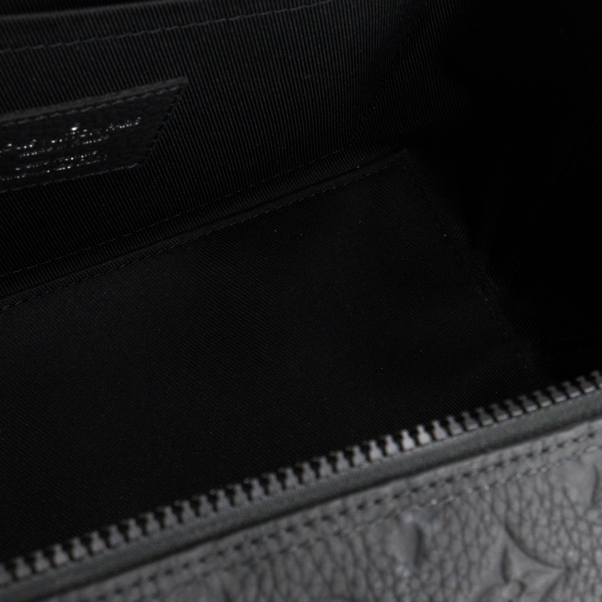 LOUIS VUITTON - Sac Soft Trunk Cartoon Louis Vuitton en cuir monogrammé noir