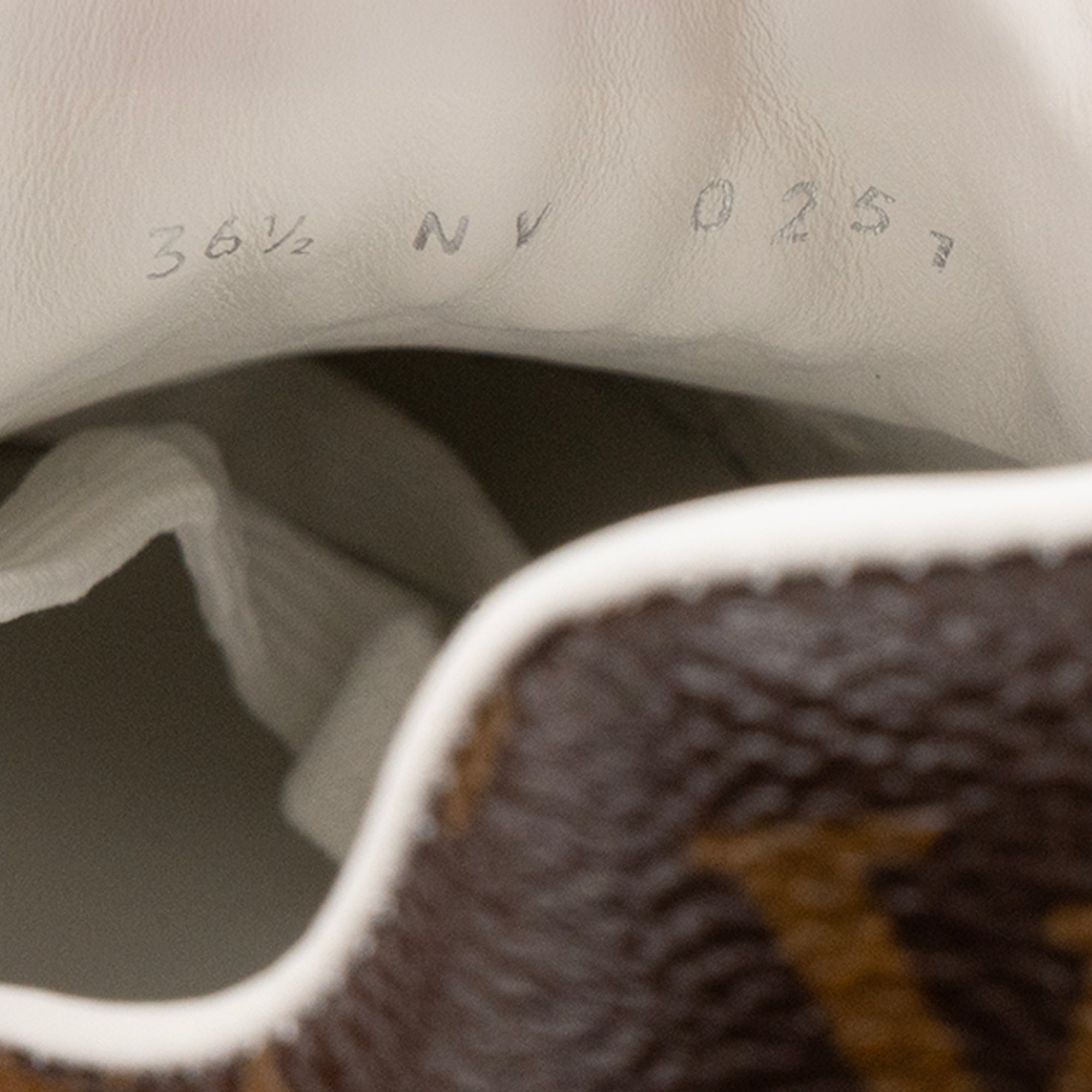 LOUIS VUITTON - Sneakers Time Out Louis Vuitton en cuir monogrammé blanc (T36,5)