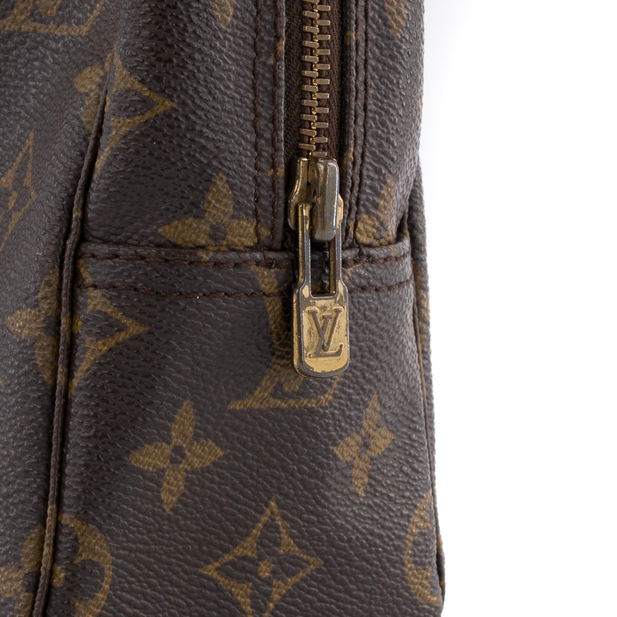 LOUIS VUITTON - Trousse de toilette 28 Louis Vuitton en toile enduite monogrammée vintage