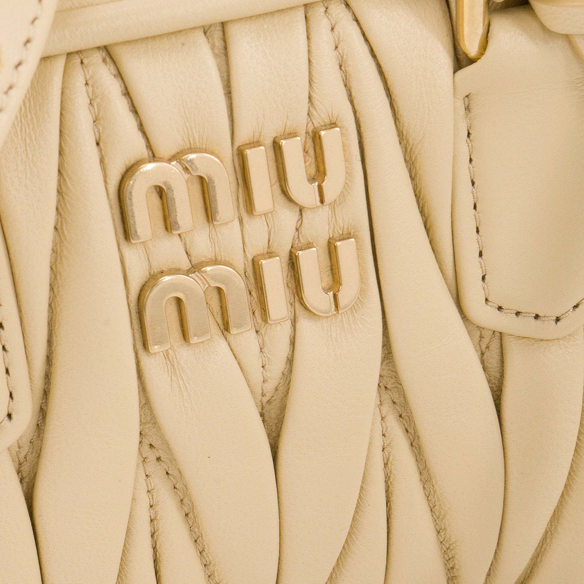 MIU MIU - Sac à bandoulière Arcadie mini Miu Miu en cuir matelassé jaune pâle