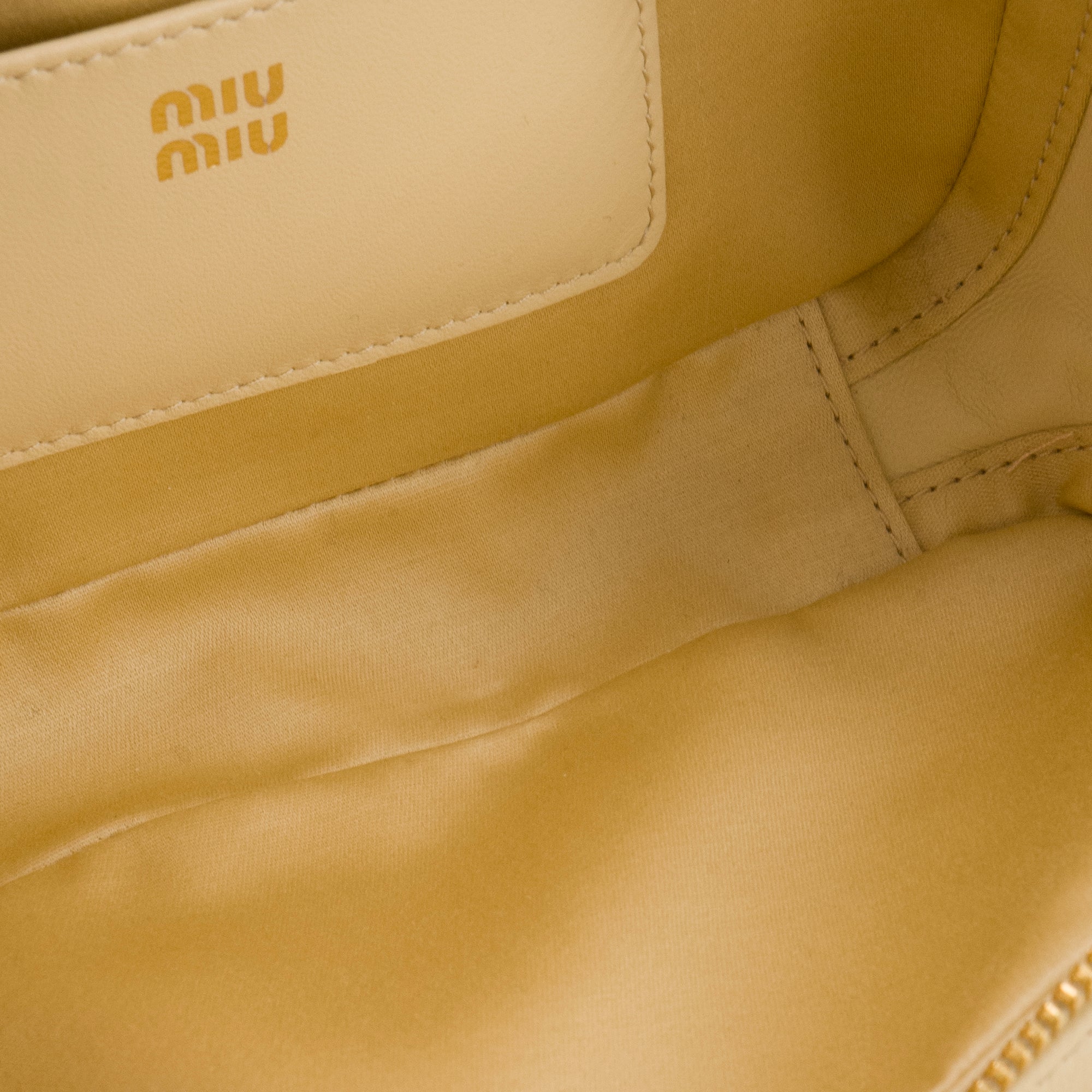 MIU MIU - Sac à bandoulière Arcadie mini Miu Miu en cuir matelassé jaune pâle