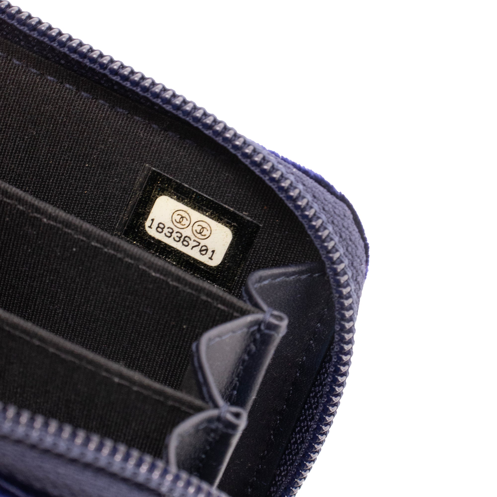 CHANEL - Porte-monnaie Chanel en velours bleu marine