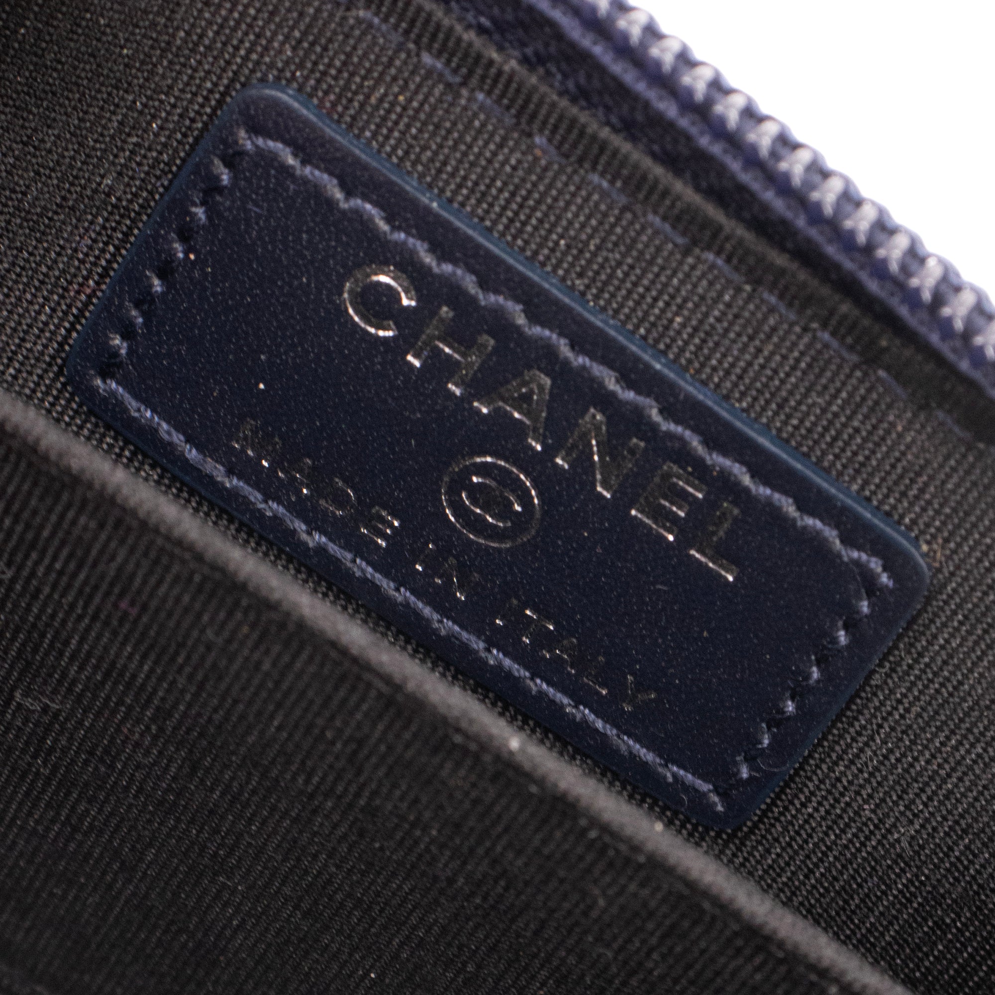 CHANEL - Porte-monnaie Chanel en velours bleu marine