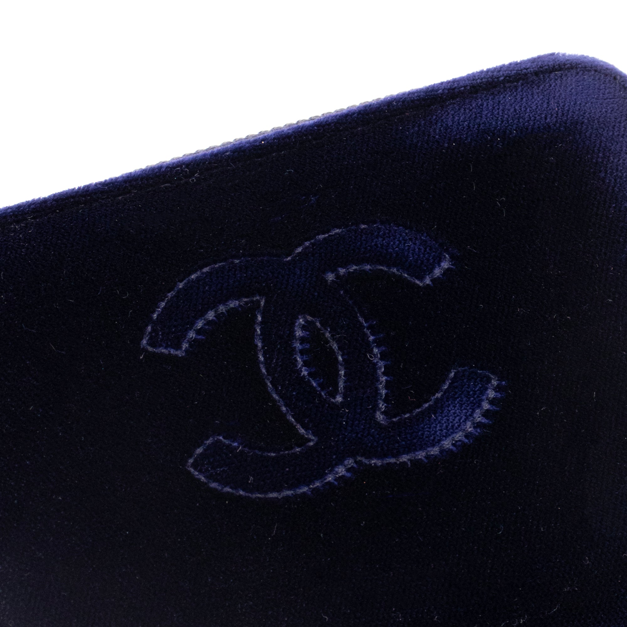 CHANEL - Porte-monnaie Chanel en velours bleu marine