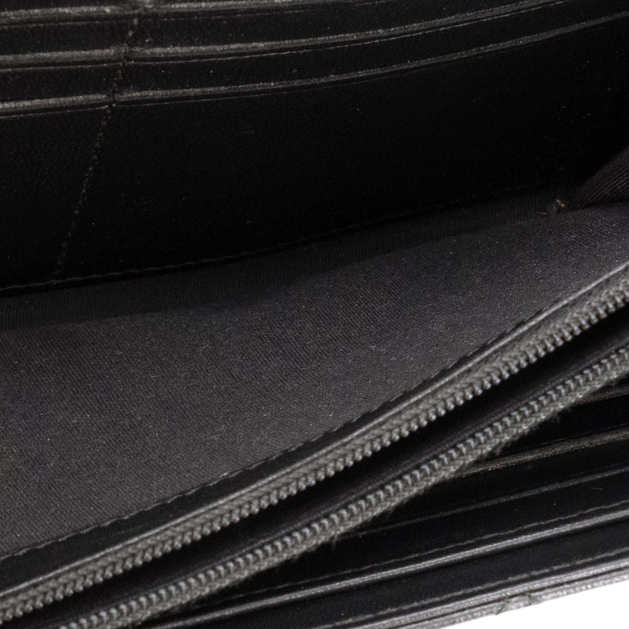 CHANEL - Portefeuille Boy Chanel en cuir lisse noir