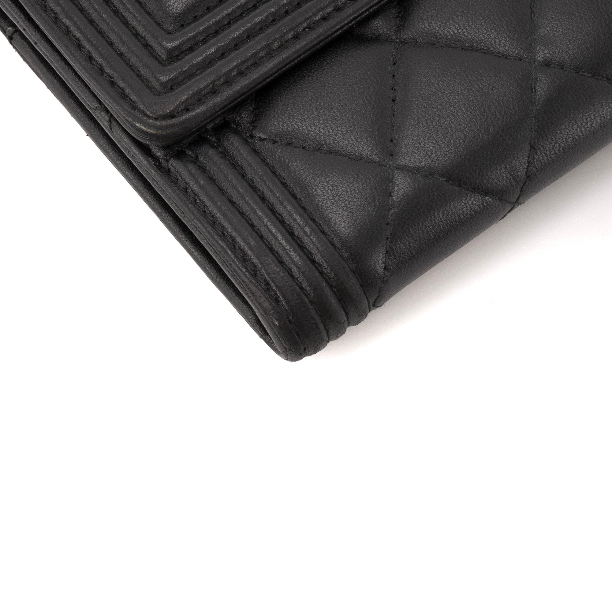 CHANEL - Portefeuille Boy Chanel en cuir lisse noir