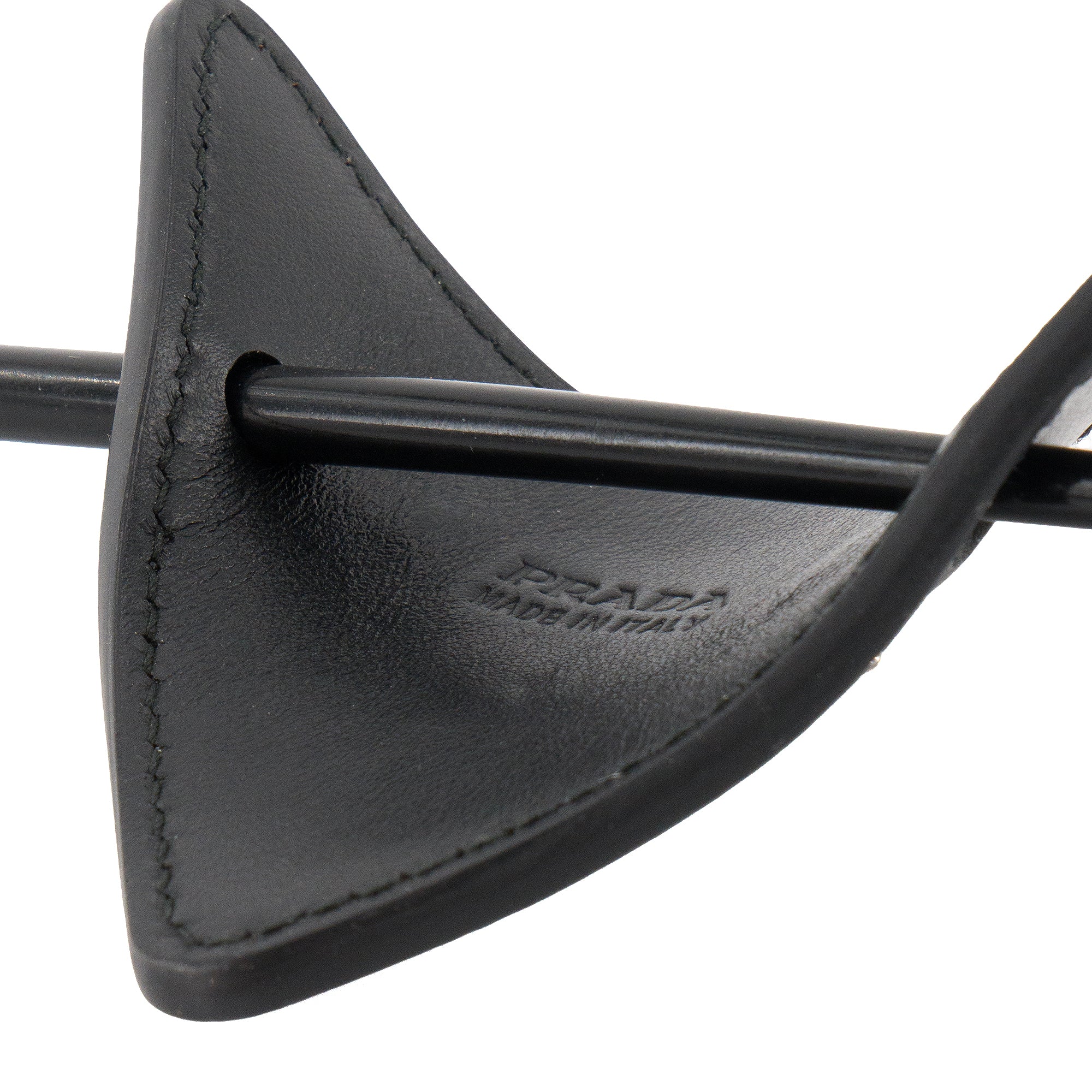 PRADA - Barrette Prada en cuir noir