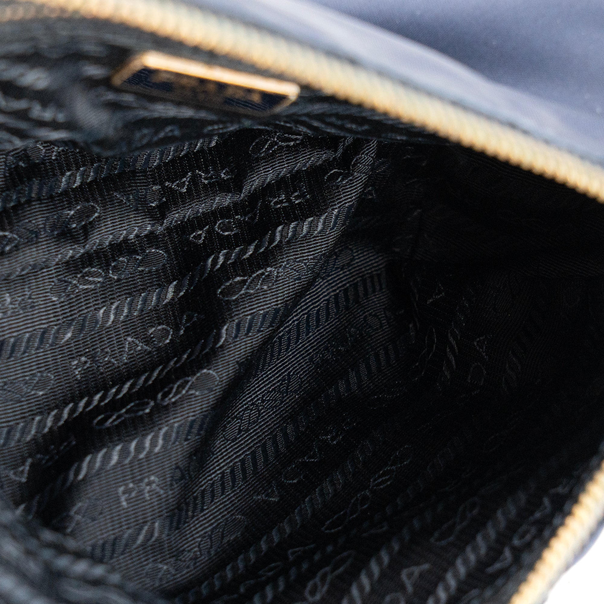 PRADA - Pochette Prada en nylon bleu marine