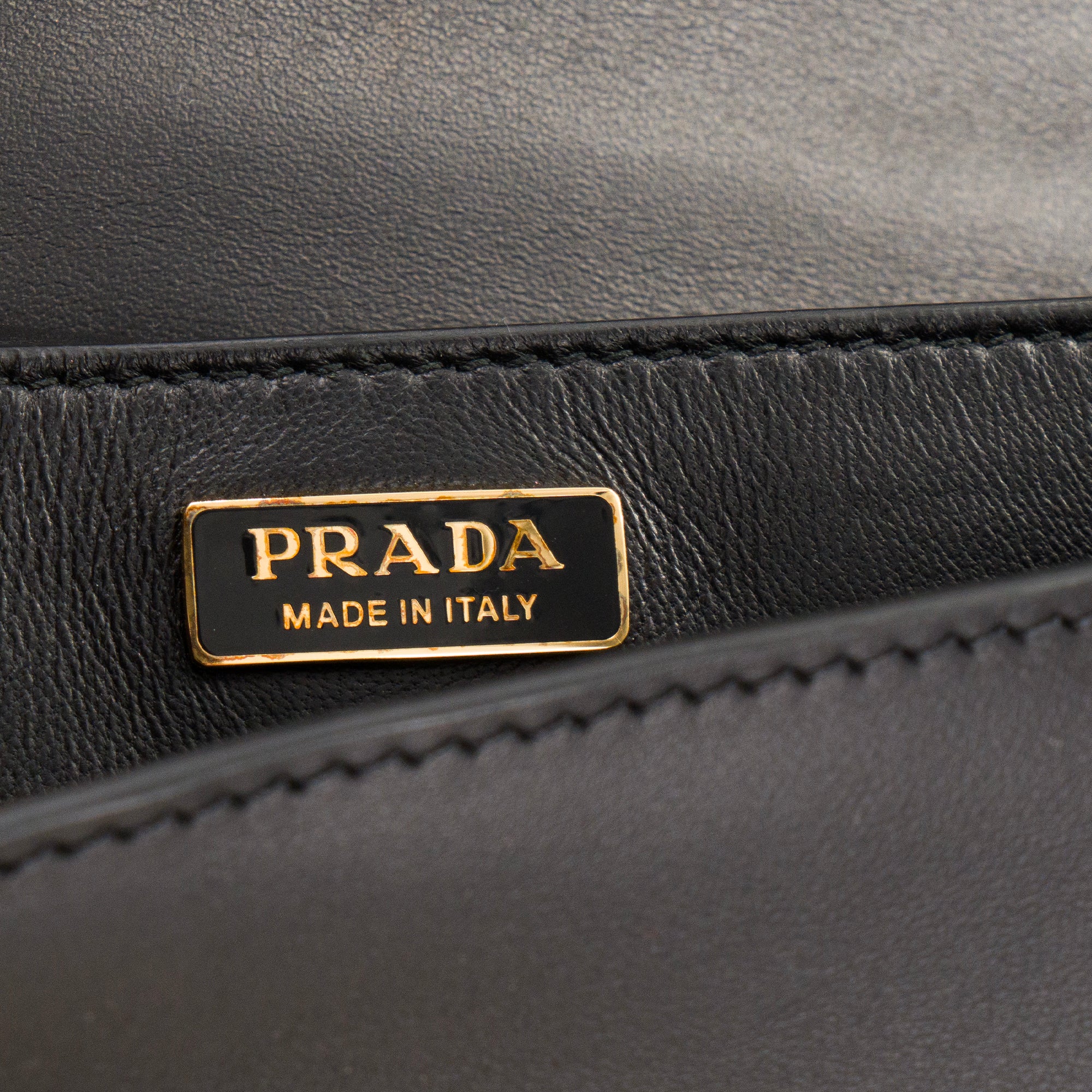 PRADA - Sac à bandoulière Cahier Prada en fourrure rose et cuir lisse noir