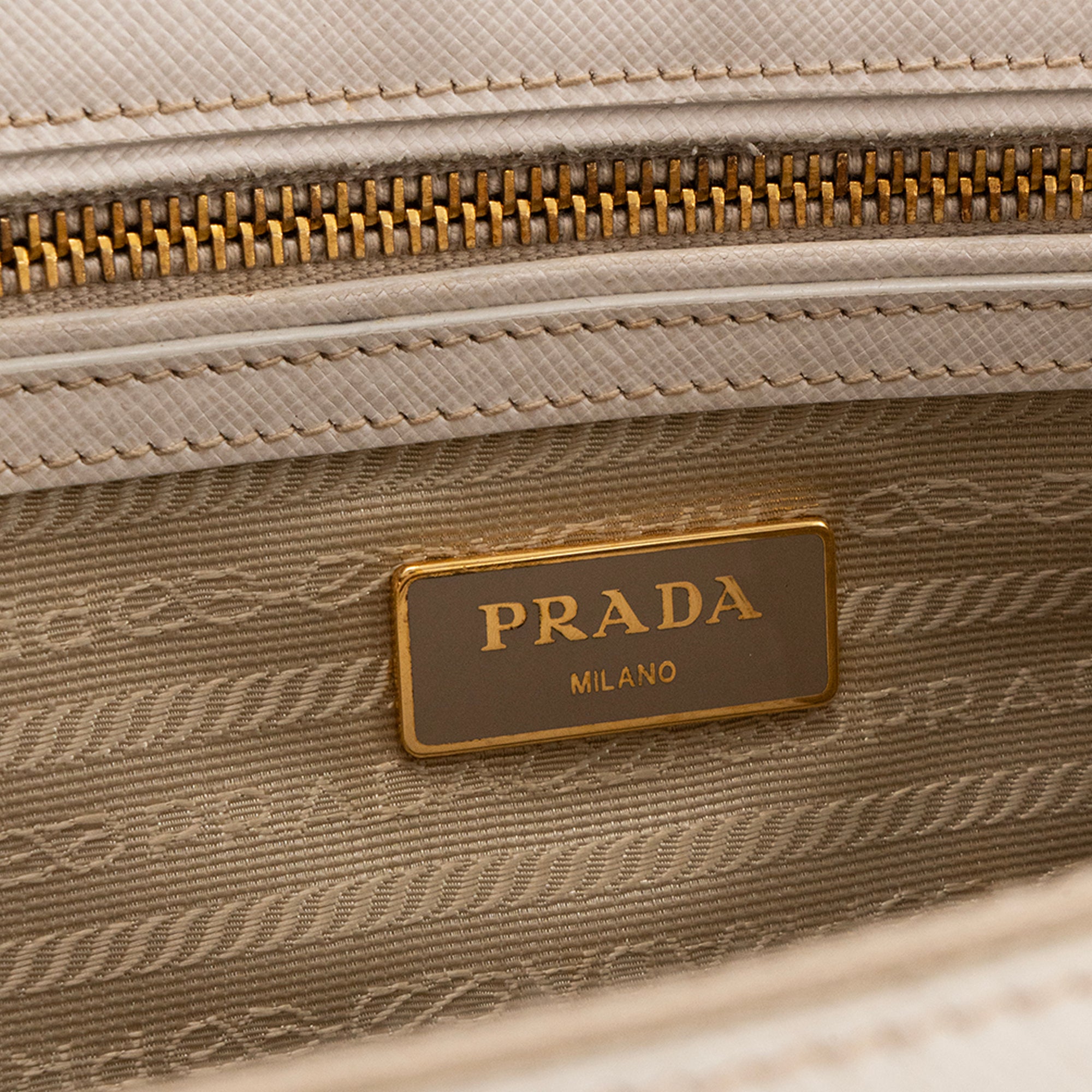 PRADA - Sac à bandoulière Galleria Prada en cuir grainé blanc