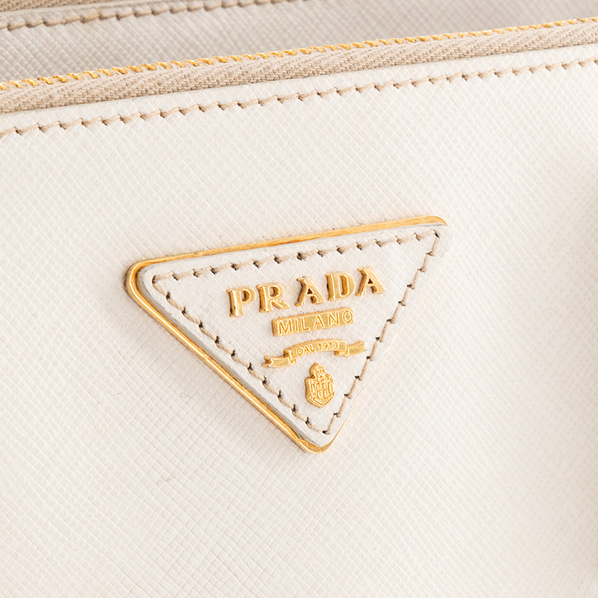 PRADA - Sac à bandoulière Galleria Prada en cuir grainé blanc