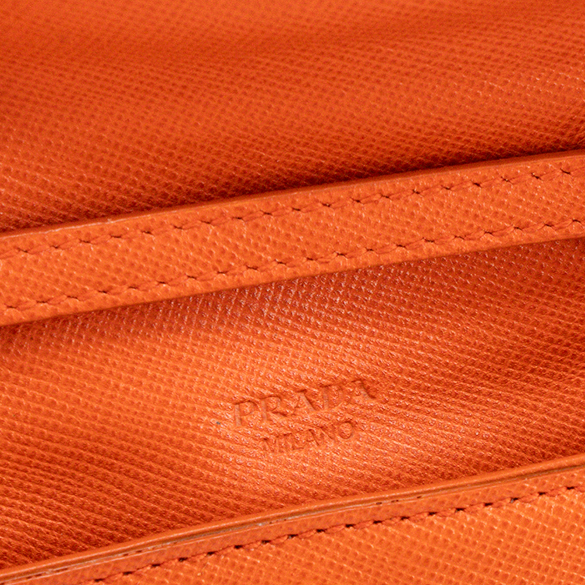 PRADA - Sac à bandoulière Pochette Prada en cuir grainé orange