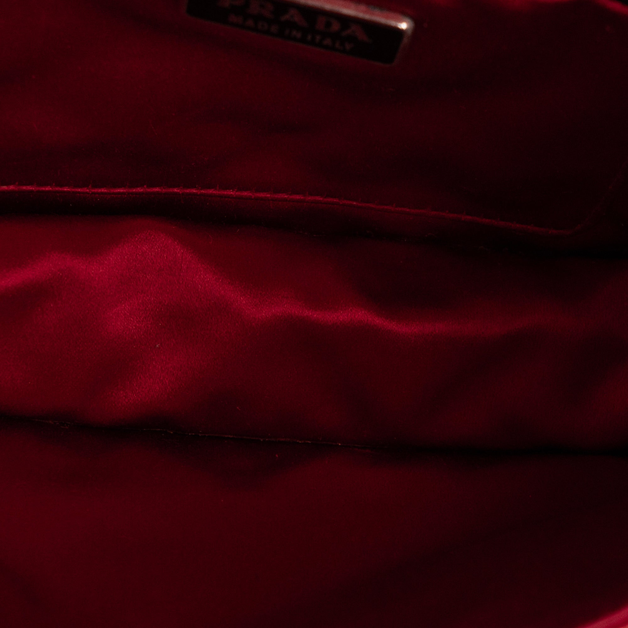 PRADA - Sac à bandoulière Prada en cuir verni rouge et oeillets argentés