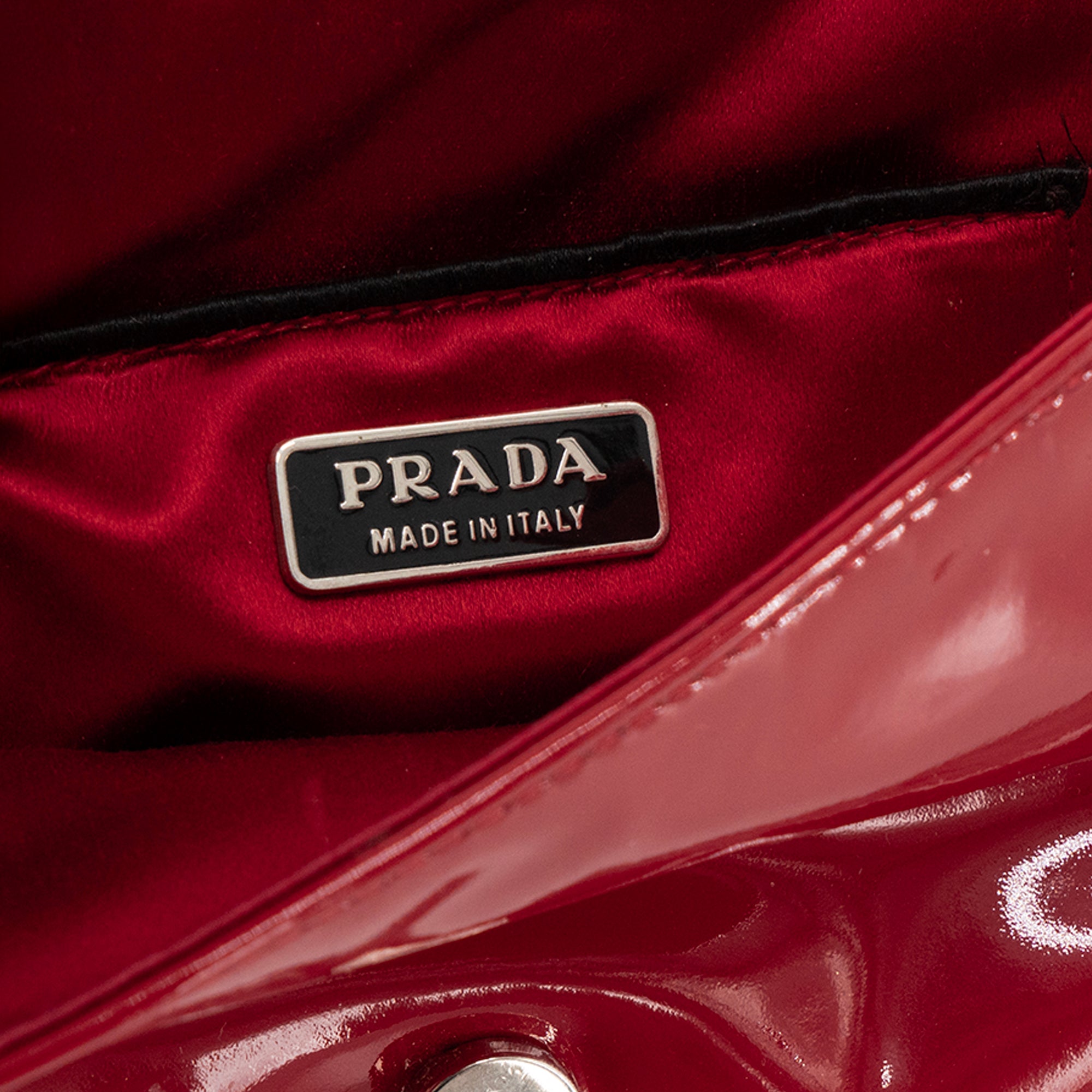 PRADA - Sac à bandoulière Prada en cuir verni rouge et oeillets argentés