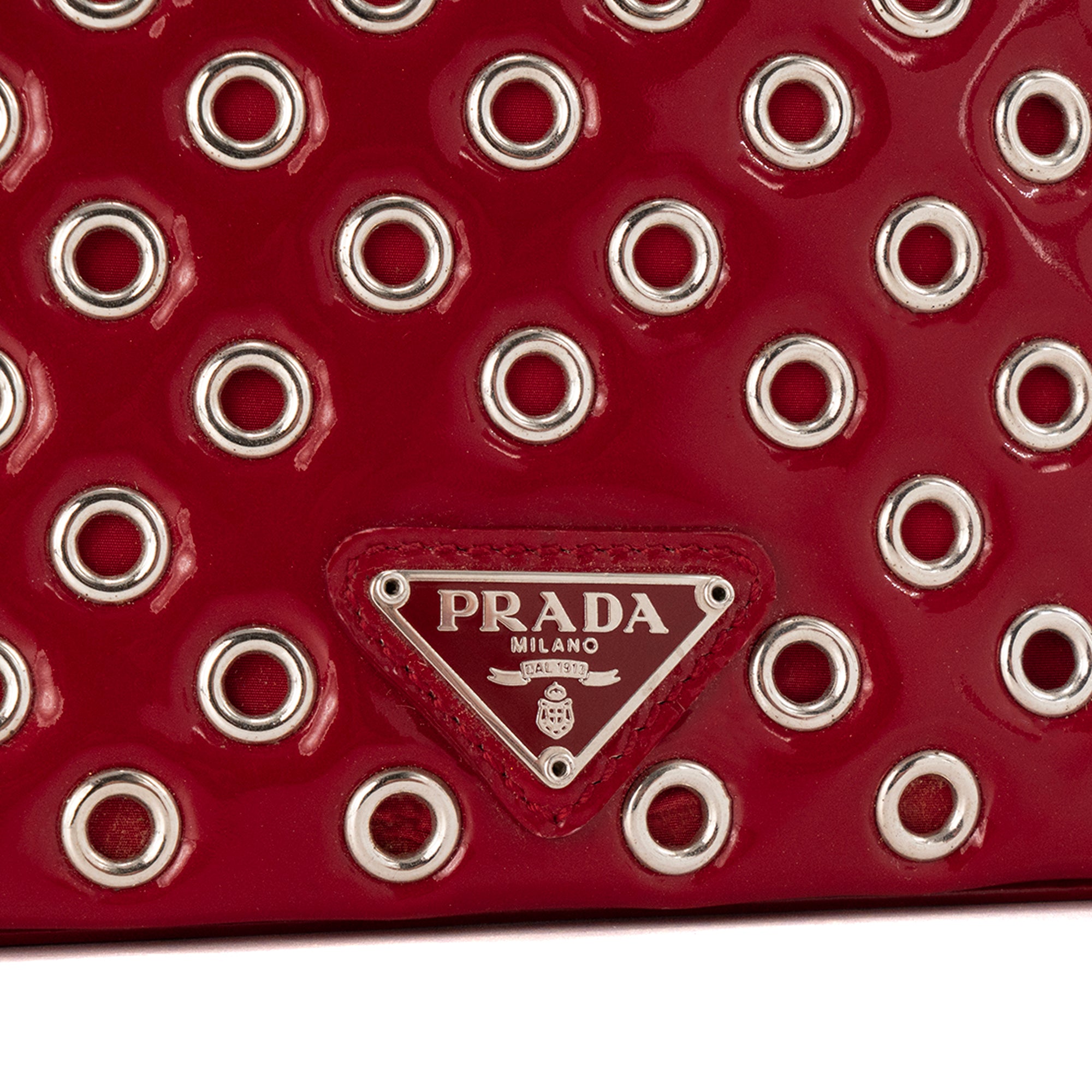 PRADA - Sac à bandoulière Prada en cuir verni rouge et oeillets argentés