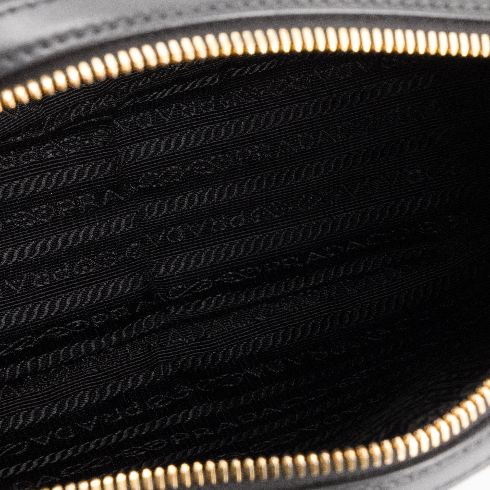 PRADA - Sac à bandoulière Prada en toile et cuir noir