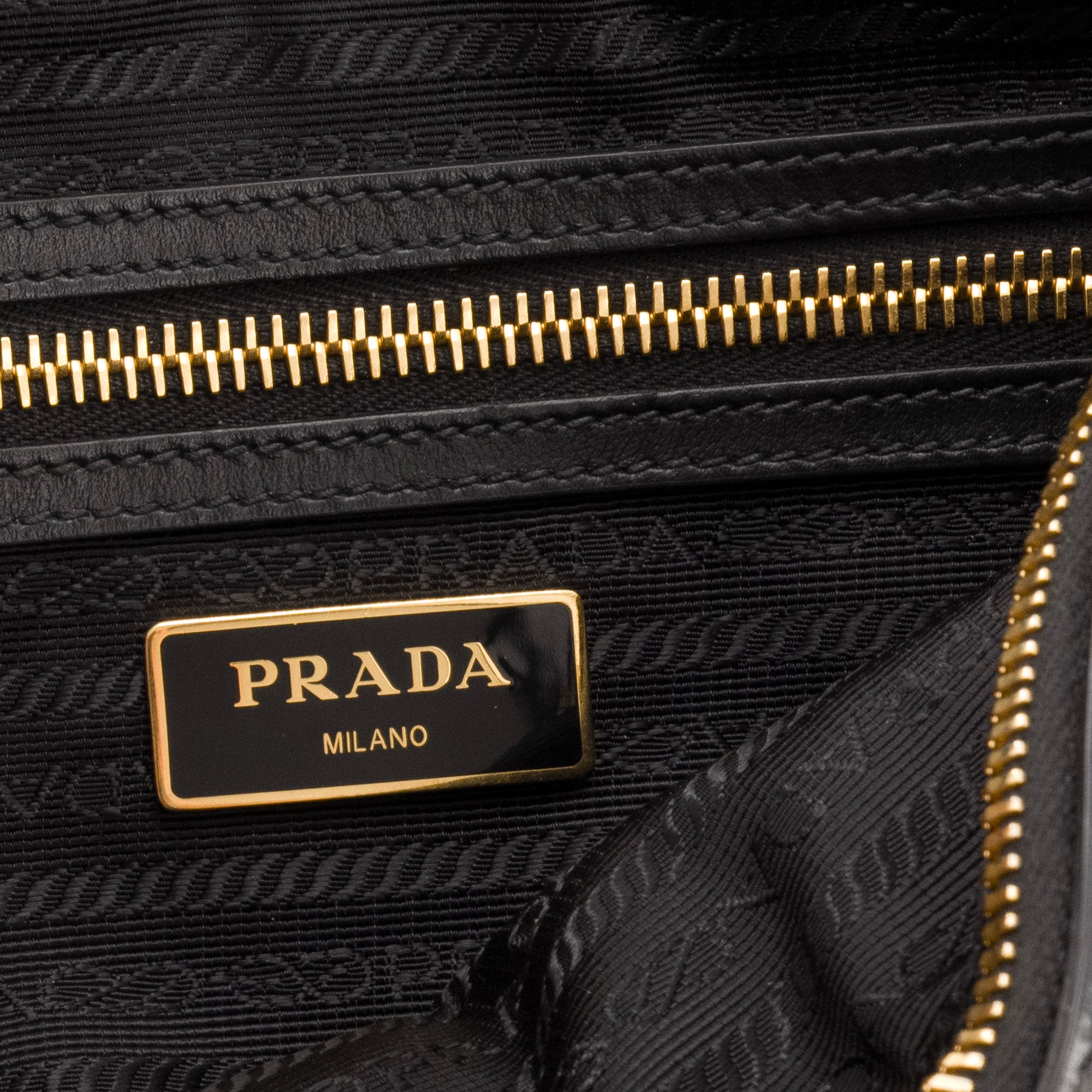 PRADA - Sac à bandoulière Prada en toile et cuir noir