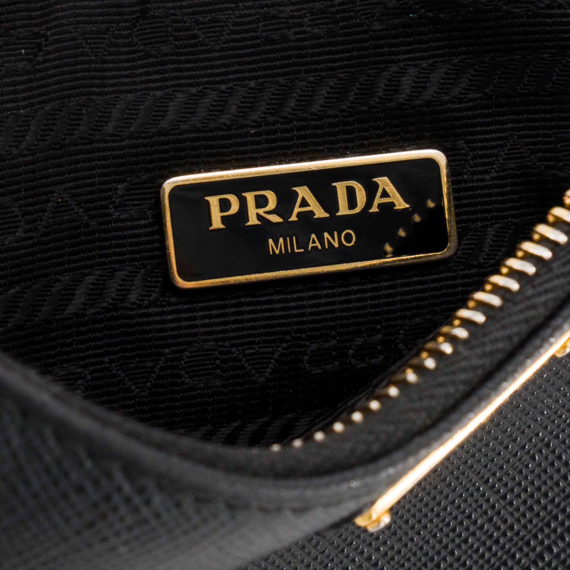 PRADA - Sac à bandoulière Re-Edition 2005 Prada en cuir saffiano noir