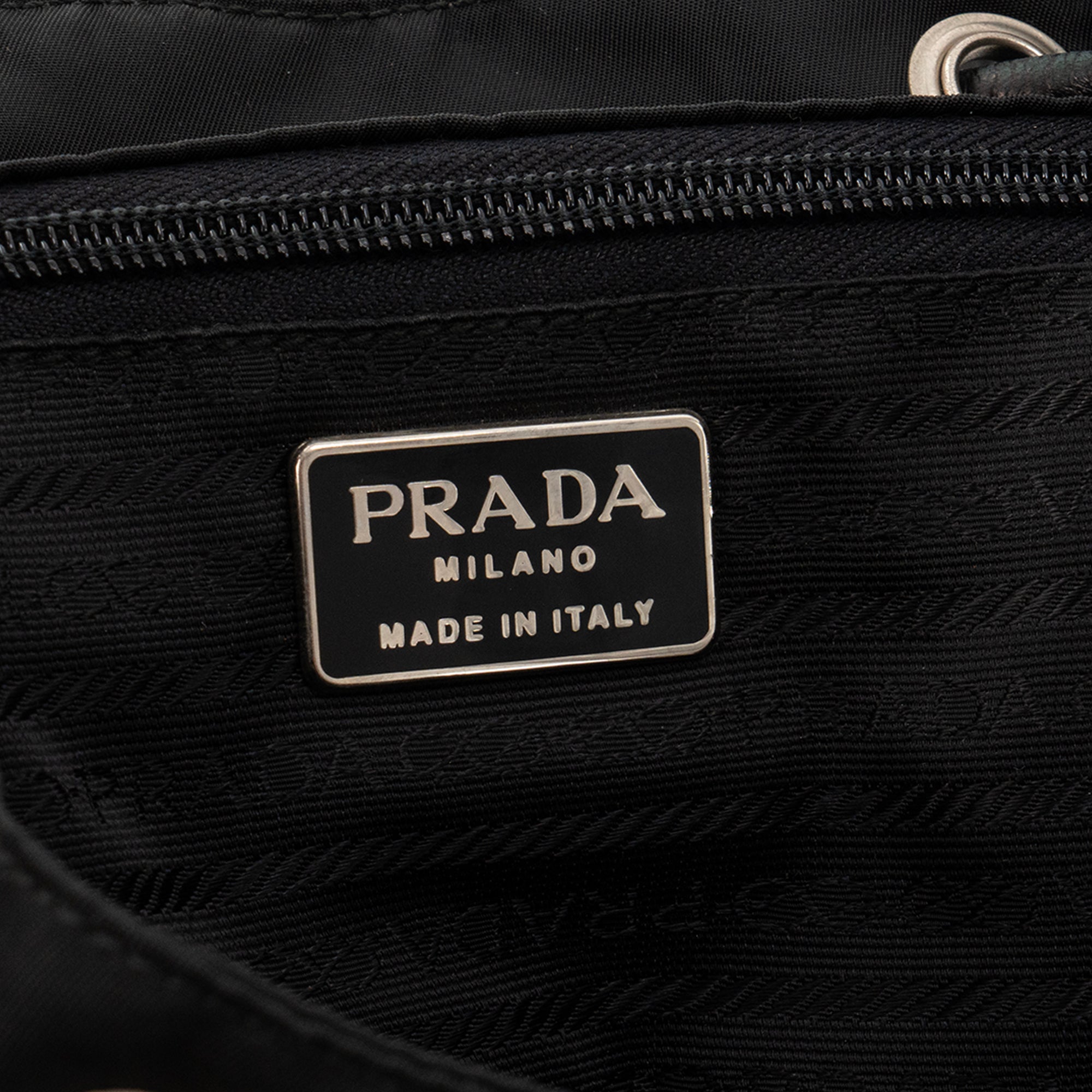 PRADA - Sac à dos En Re-Nylon PM Prada en nylon et cuir lisse noir