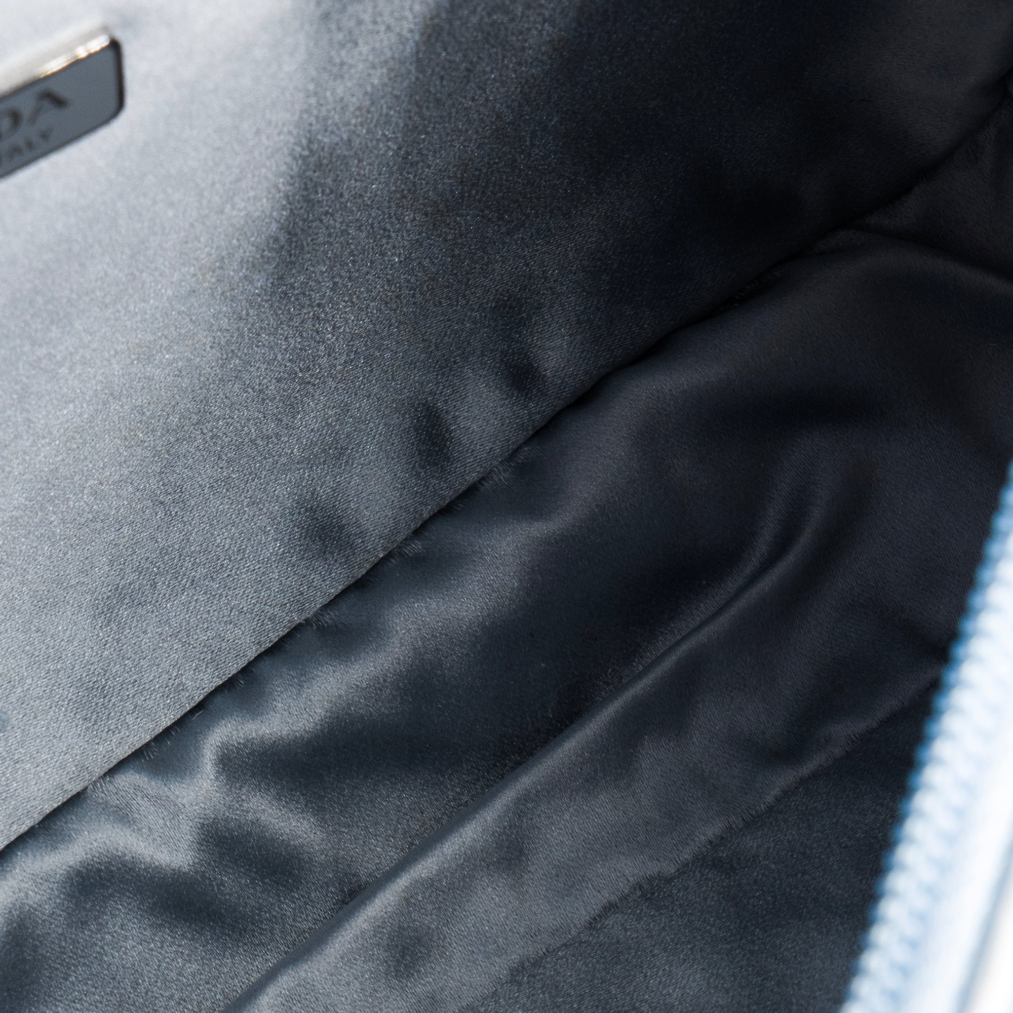 PRADA - Sac à épaule Re-Edition 2000 Prada en satin et cristaux bleu édition limitée