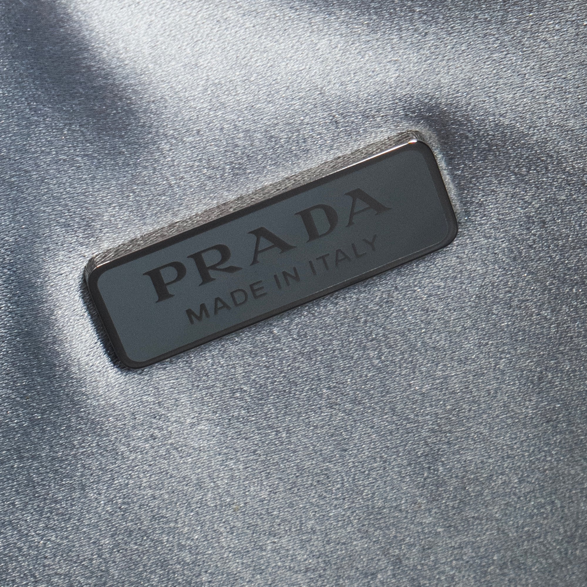 PRADA - Sac à épaule Re-Edition 2000 Prada en satin et cristaux bleu édition limitée