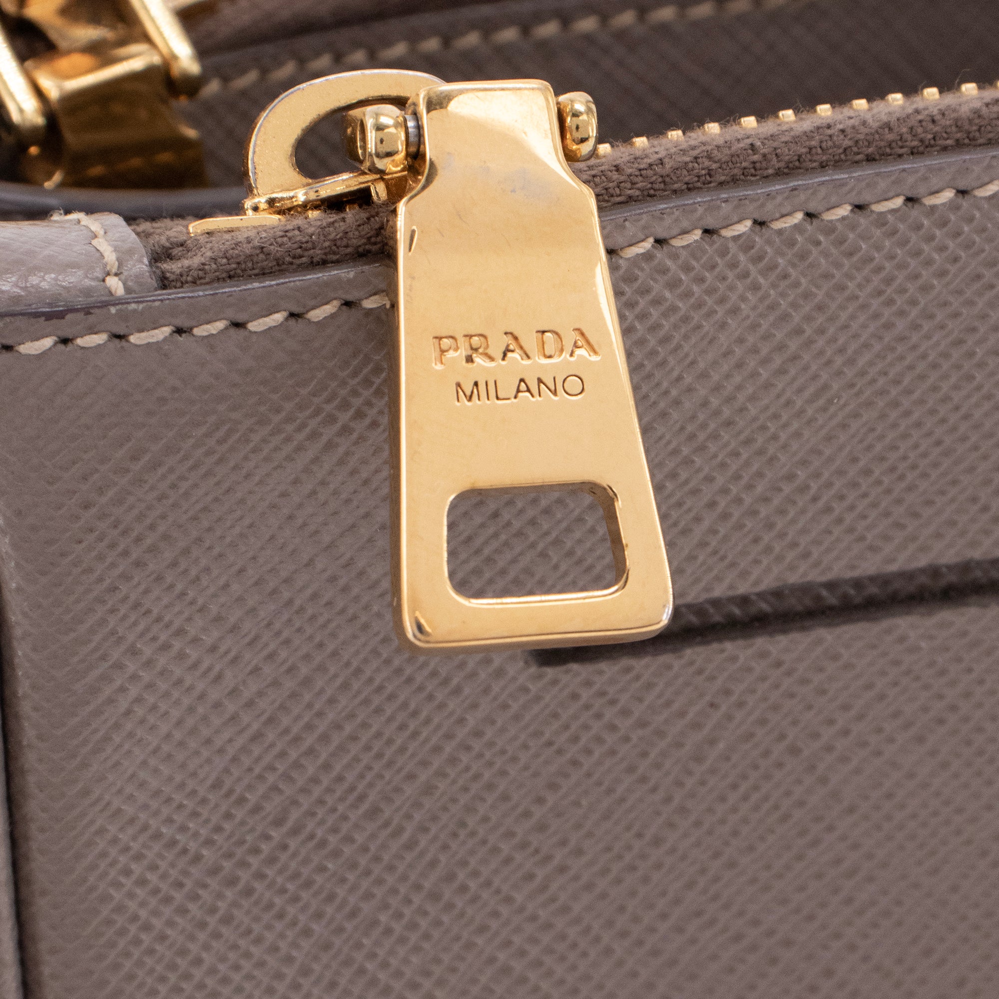PRADA - Sac à main Galleria Prada en cuir grainé taupe