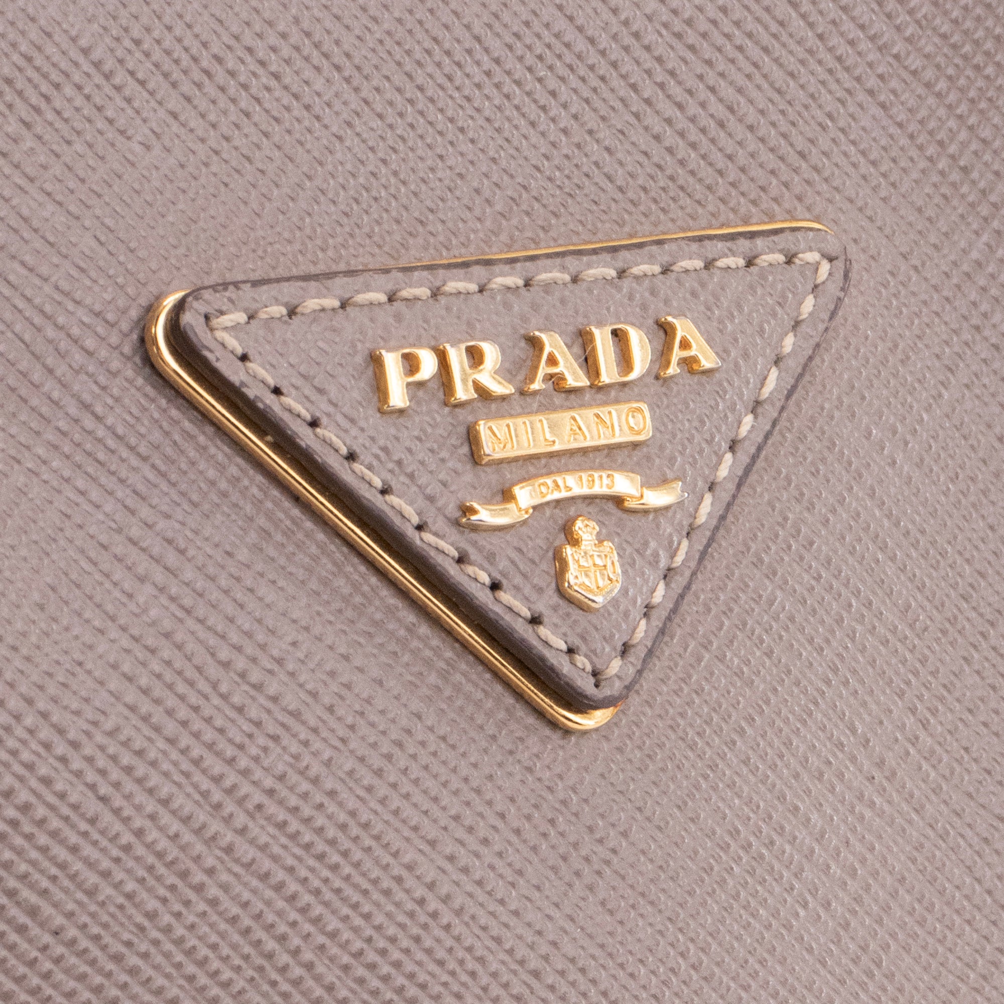 PRADA - Sac à main Galleria Prada en cuir grainé taupe