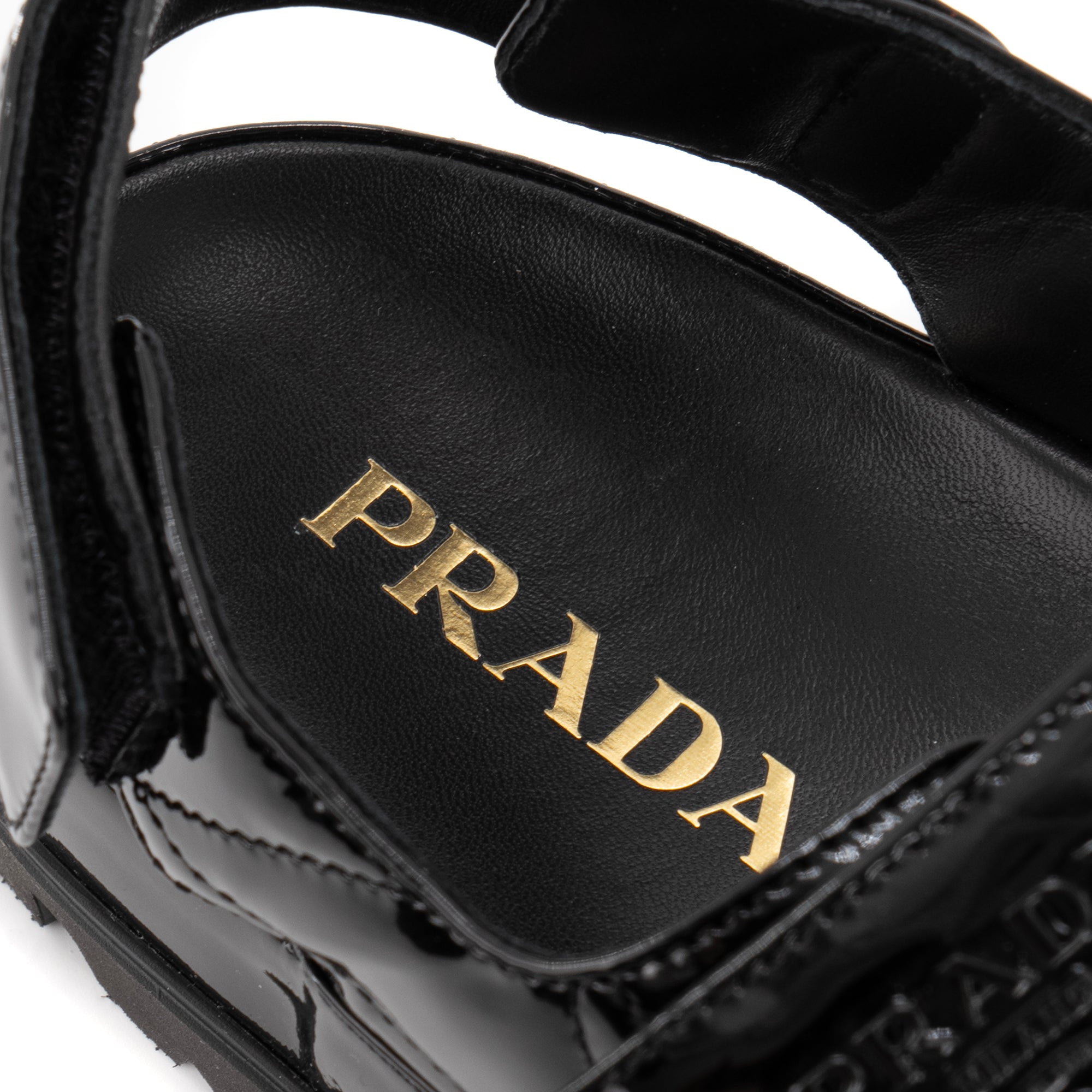PRADA - Sandales Prada en cuir verni noir (T38.5)