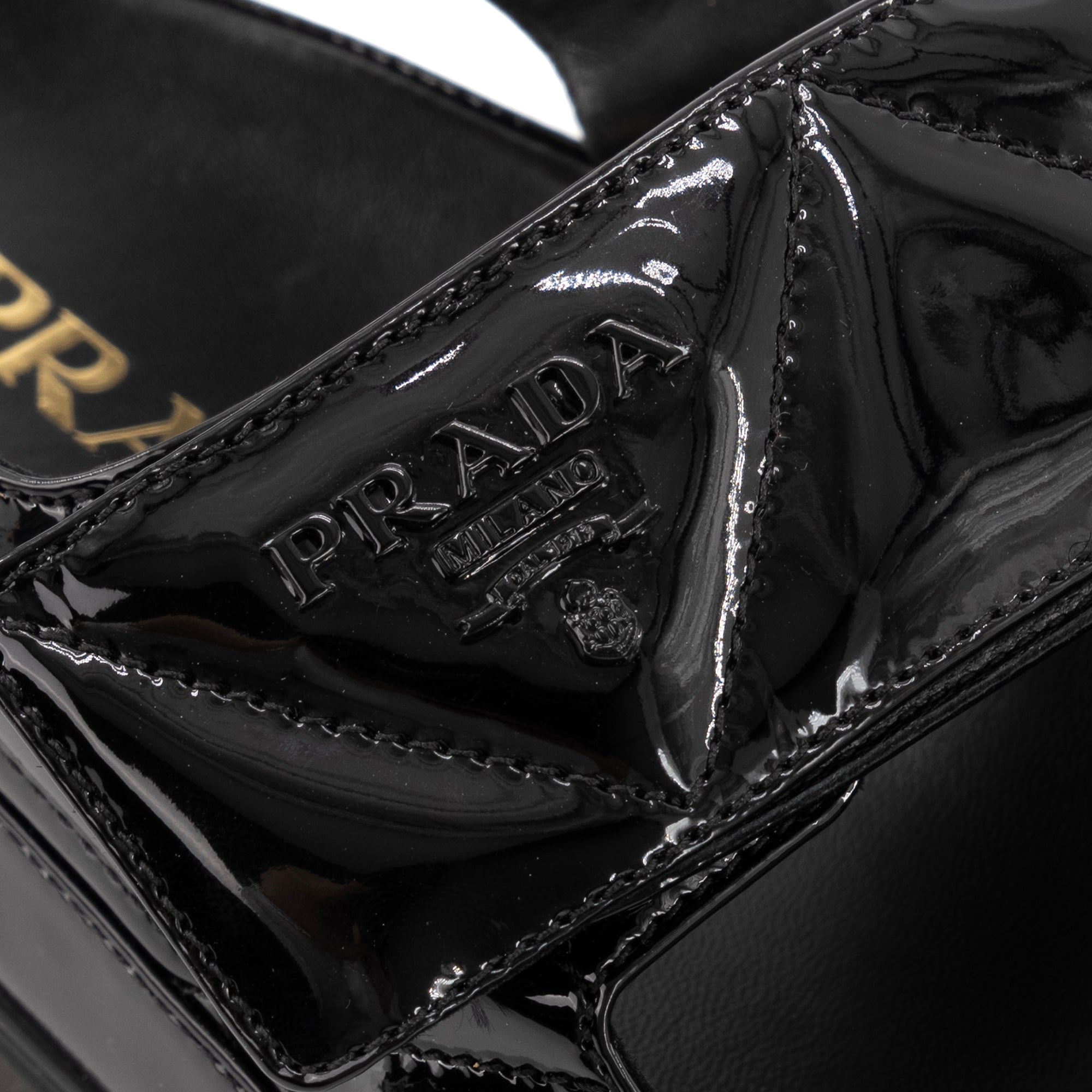 PRADA - Sandales Prada en cuir verni noir (T38.5)