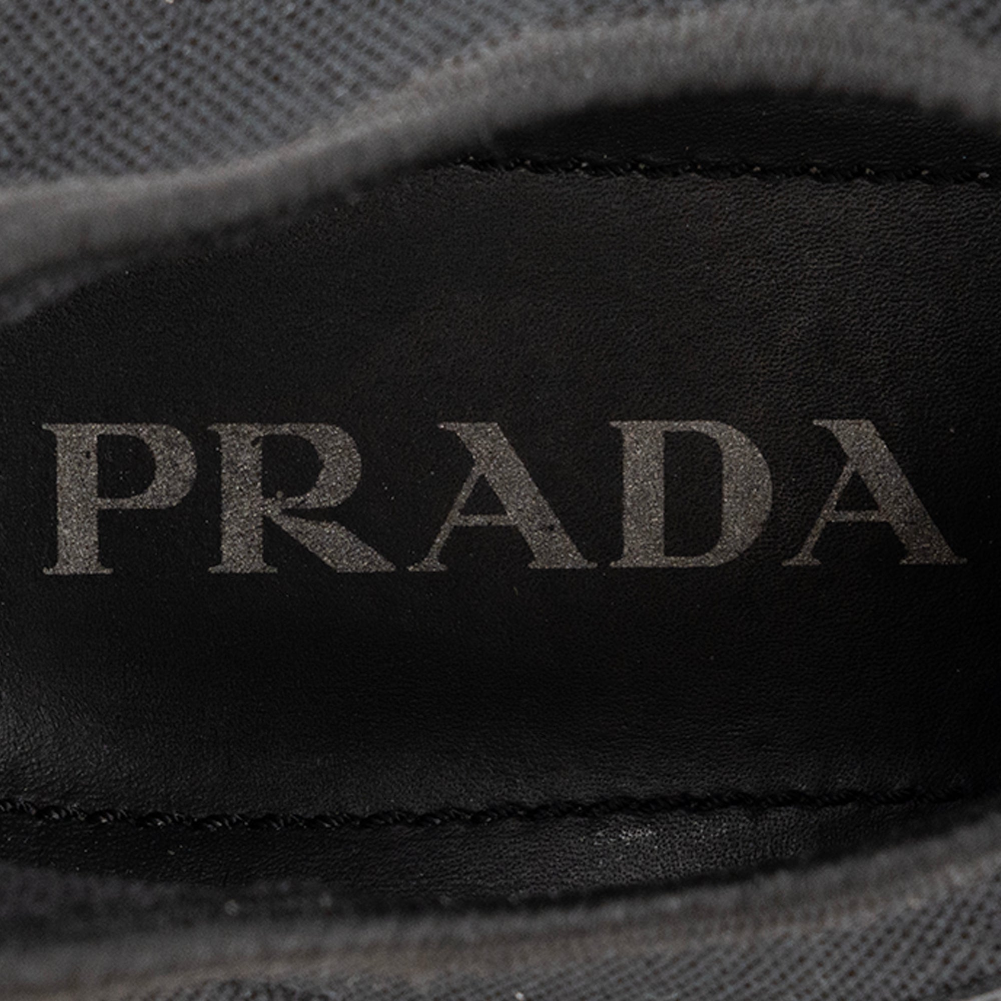 PRADA - Sneakers Calzature Prada en toile noire et blanche (T38)