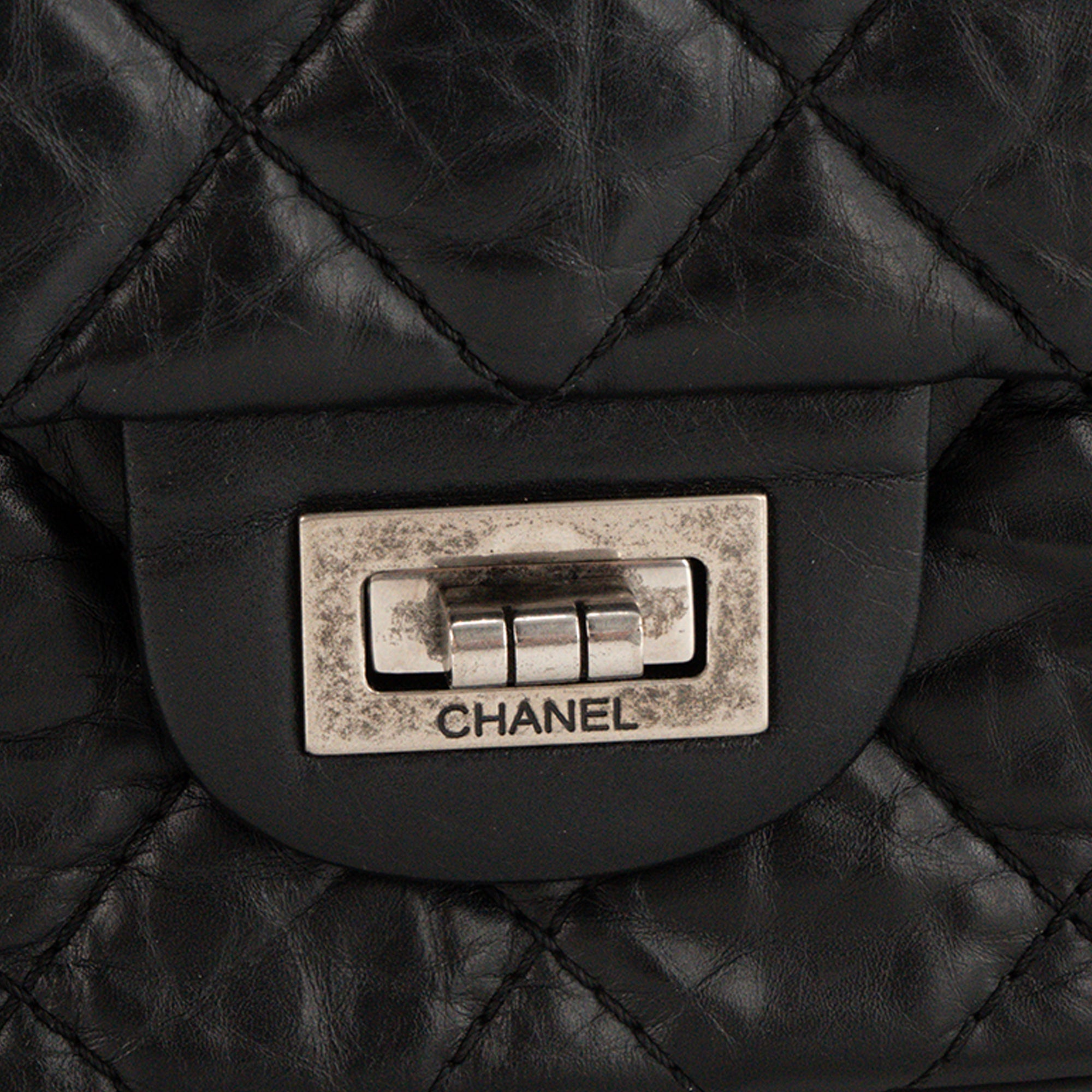 CHANEL - Sac à bandoulière 2.55 Chanel en cuir froissé noir