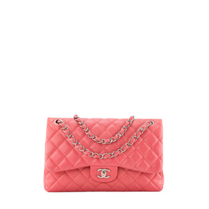 CHANEL - Sac à bandoulière Classique/Timeless Jumbo Chanel en cuir lisse rose