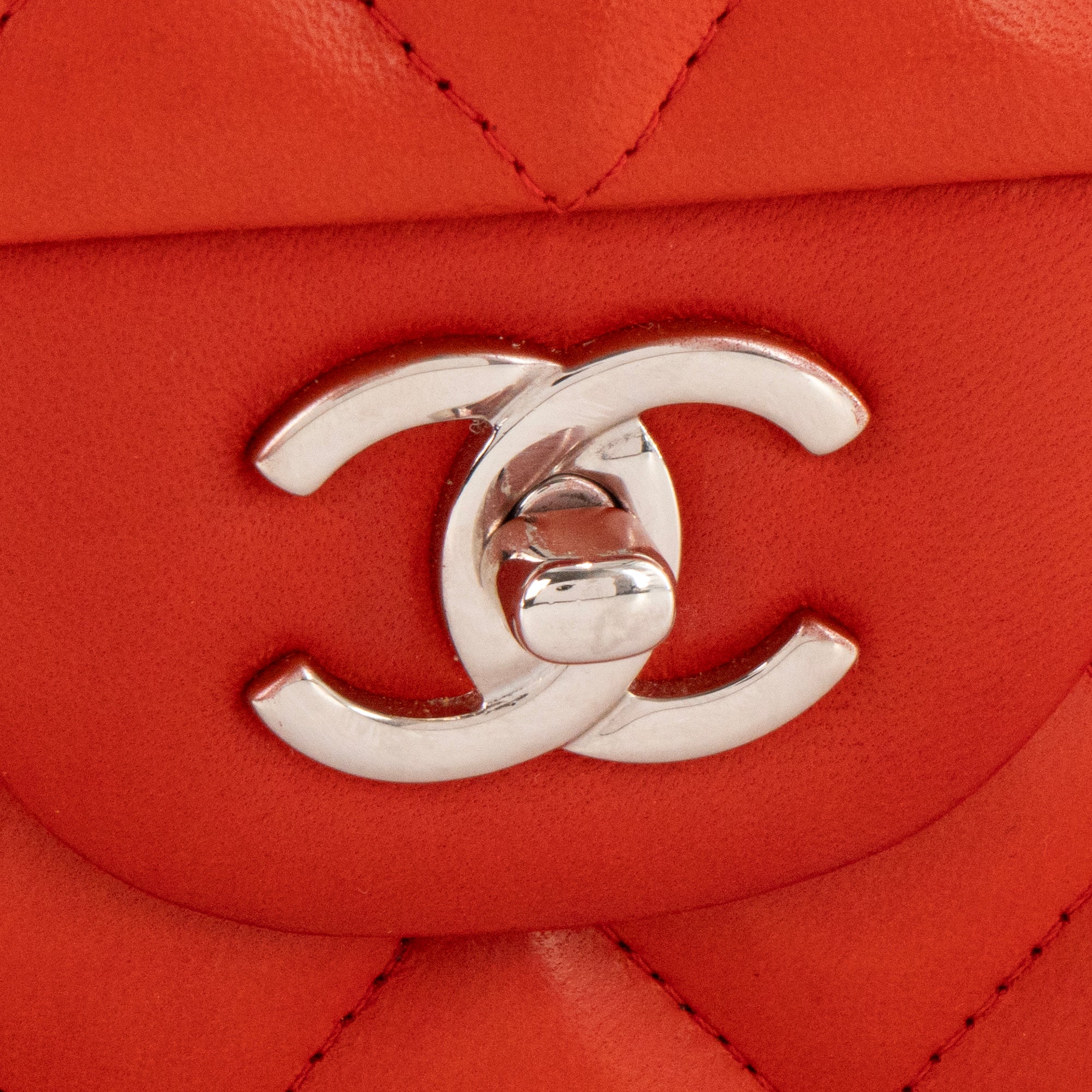 CHANEL - Sac à bandoulière Classique/Timeless Jumbo Chanel en cuir lisse rouge