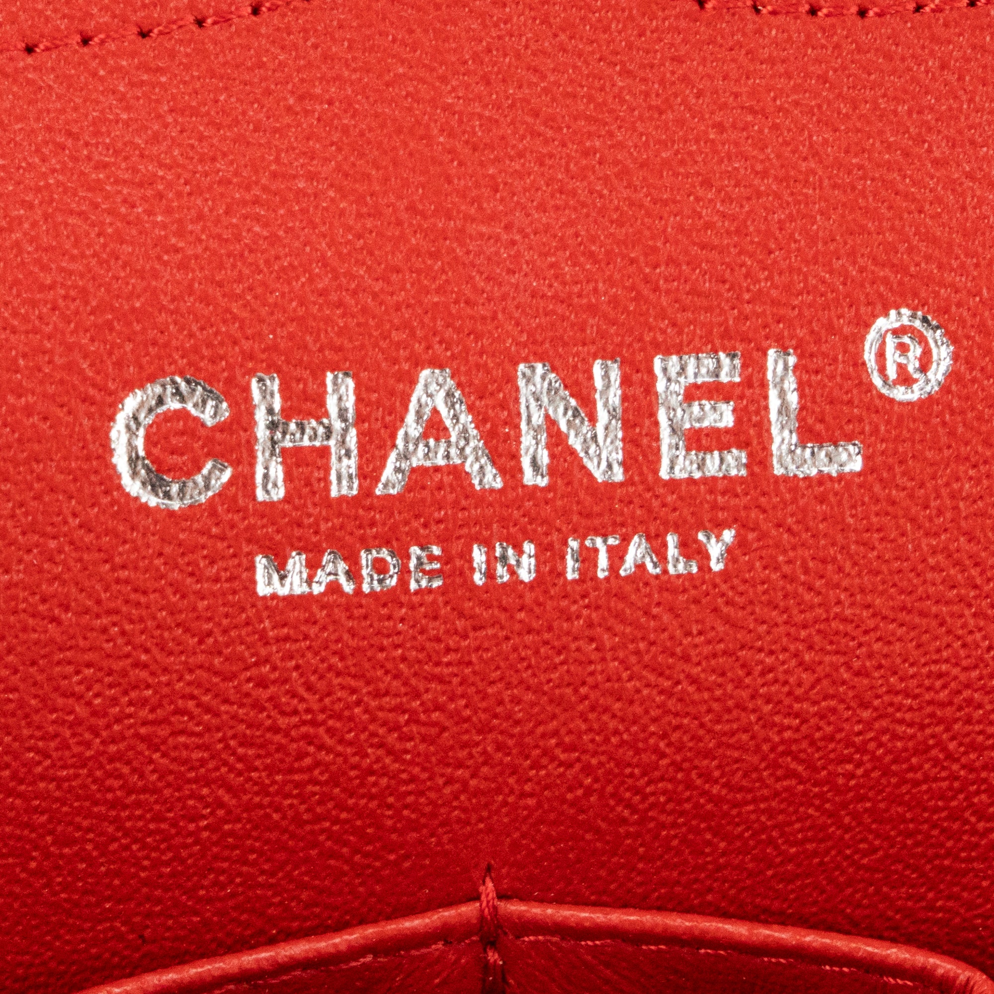 CHANEL - Sac à bandoulière Classique/Timeless Jumbo Chanel en cuir lisse rouge