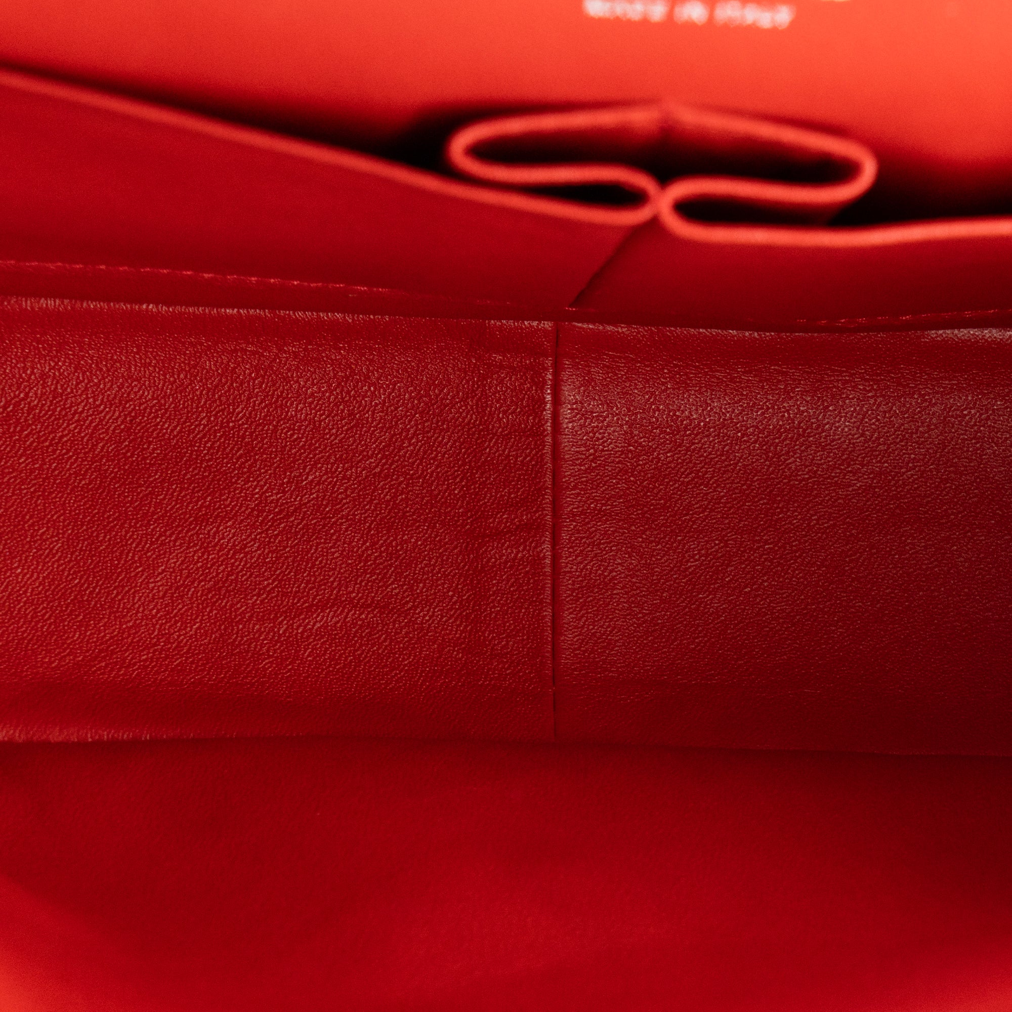 CHANEL - Sac à bandoulière Classique/Timeless Jumbo Chanel en cuir lisse rouge