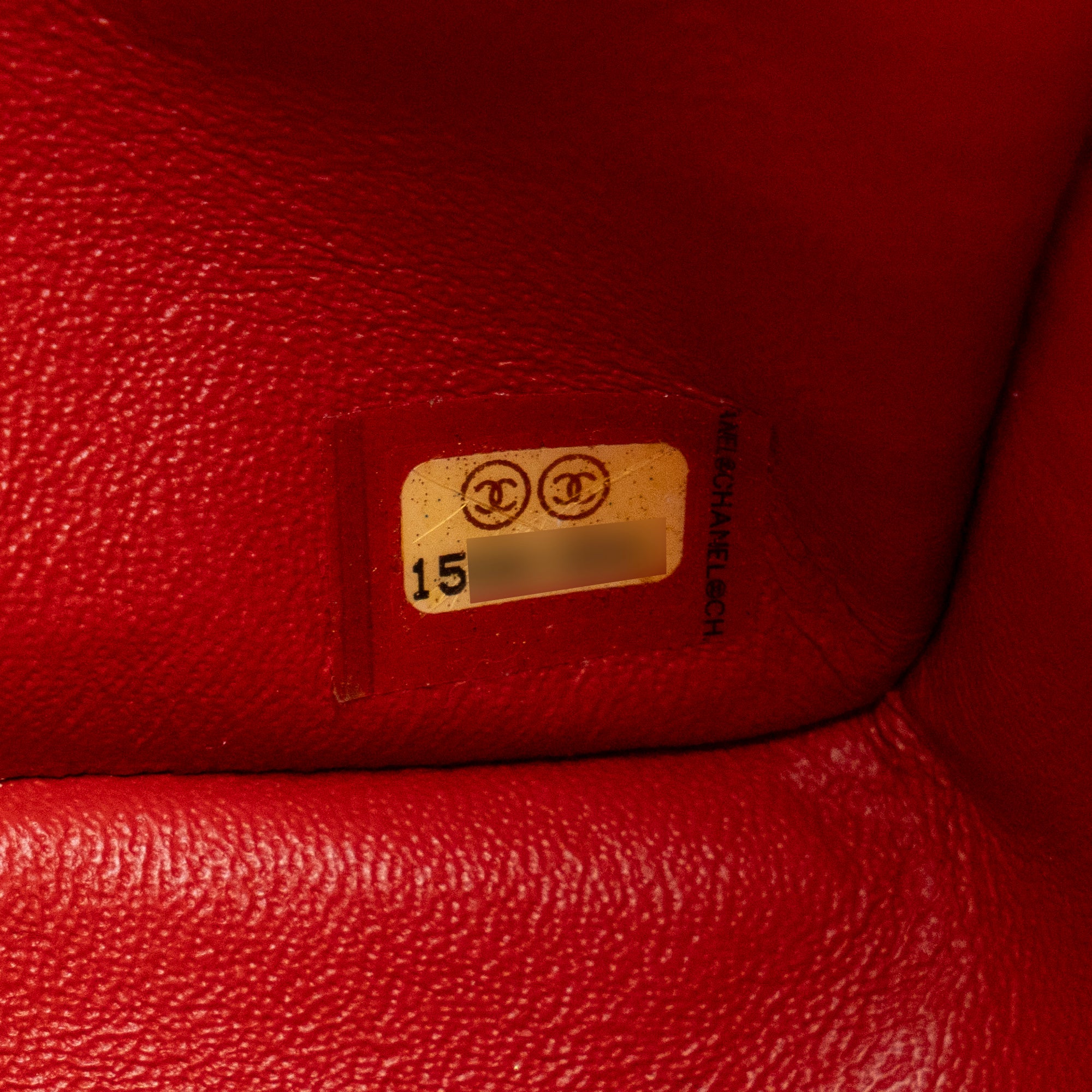 CHANEL - Sac à bandoulière Classique/Timeless Jumbo Chanel en cuir lisse rouge