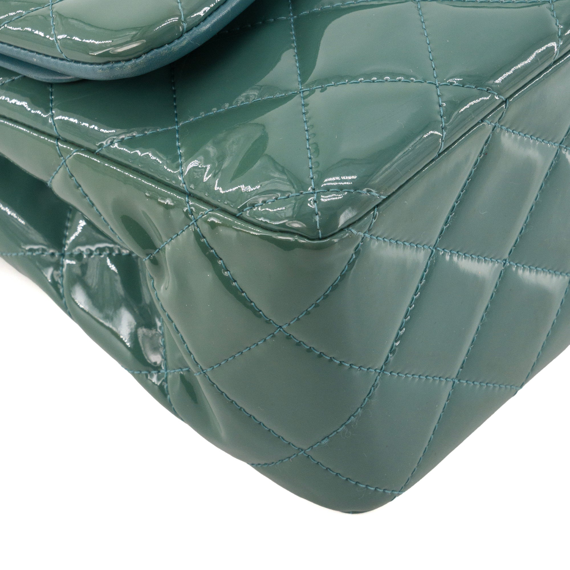 Sac à bandoulière Classique/Timeless Jumbo Chanel en cuir verni bleu canard