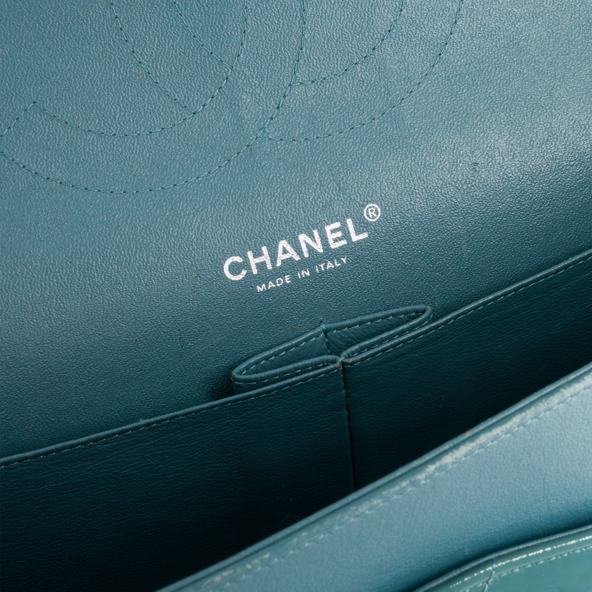 Sac à bandoulière Classique/Timeless Jumbo Chanel en cuir verni bleu canard