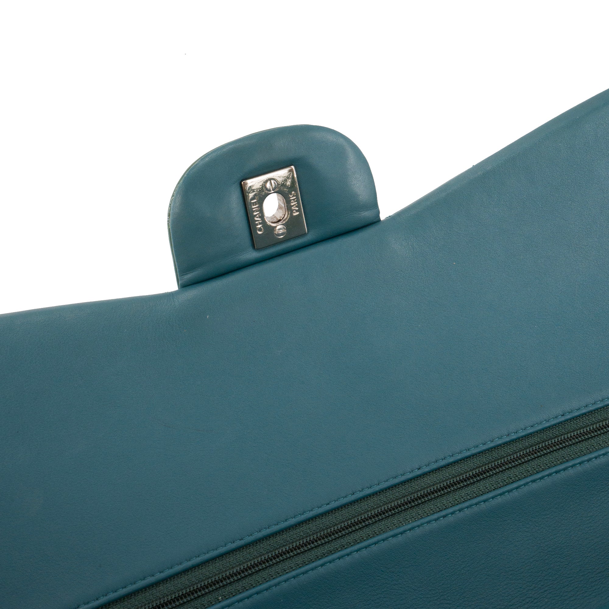 Sac à bandoulière Classique/Timeless Jumbo Chanel en cuir verni bleu canard