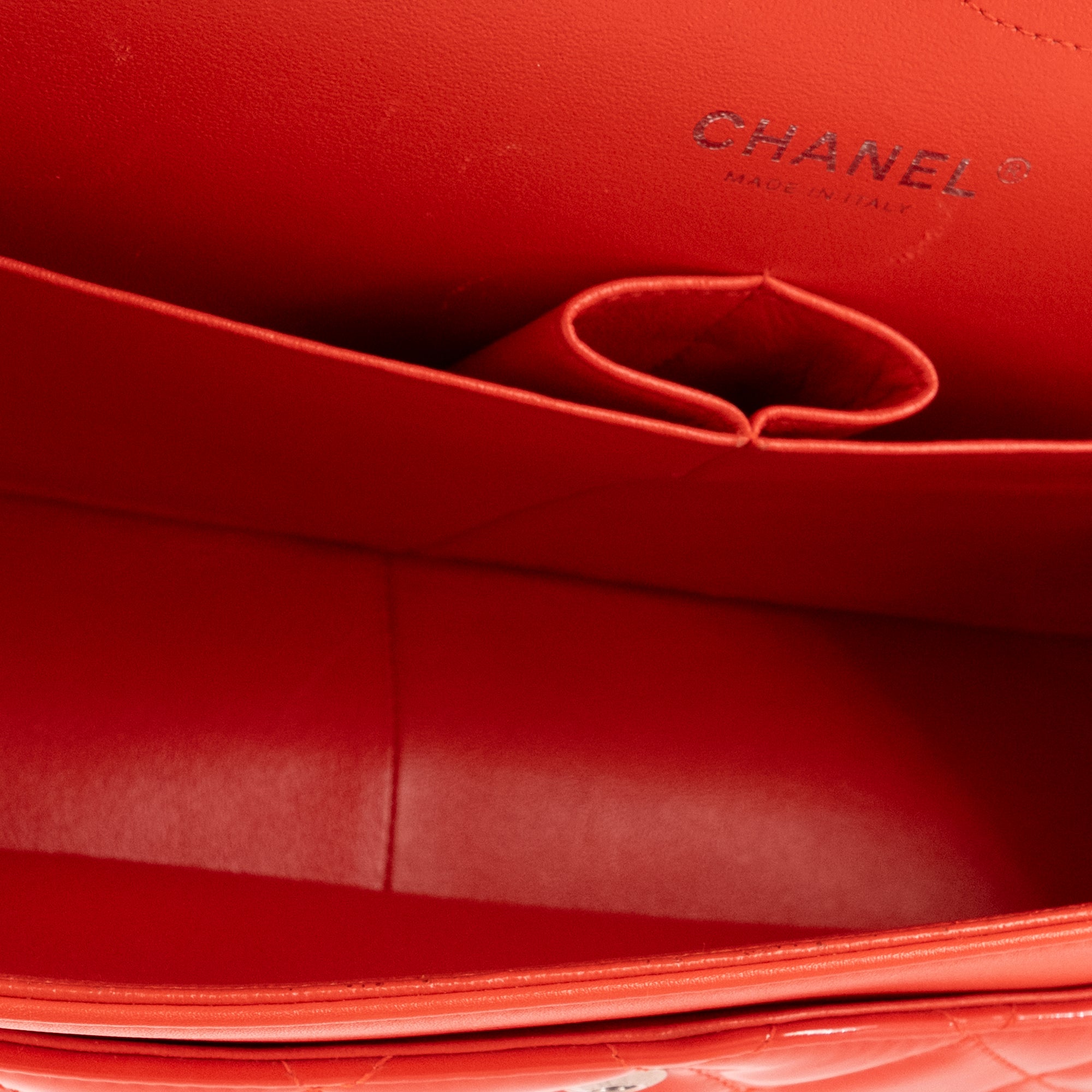 CHANEL - Sac à bandoulière Classique/Timeless Jumbo Chanel en cuir verni rouge