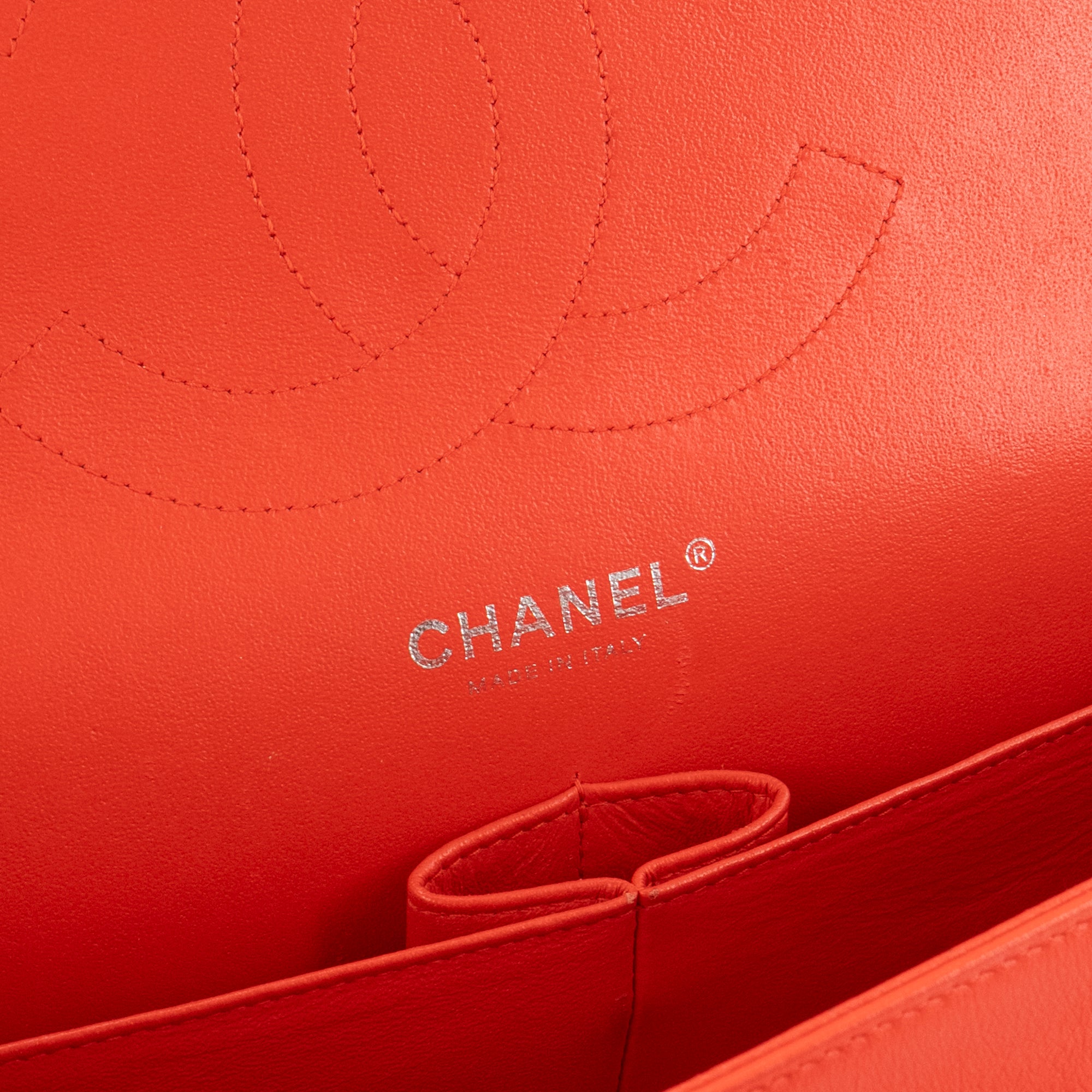 CHANEL - Sac à bandoulière Classique/Timeless Jumbo Chanel en cuir verni rouge